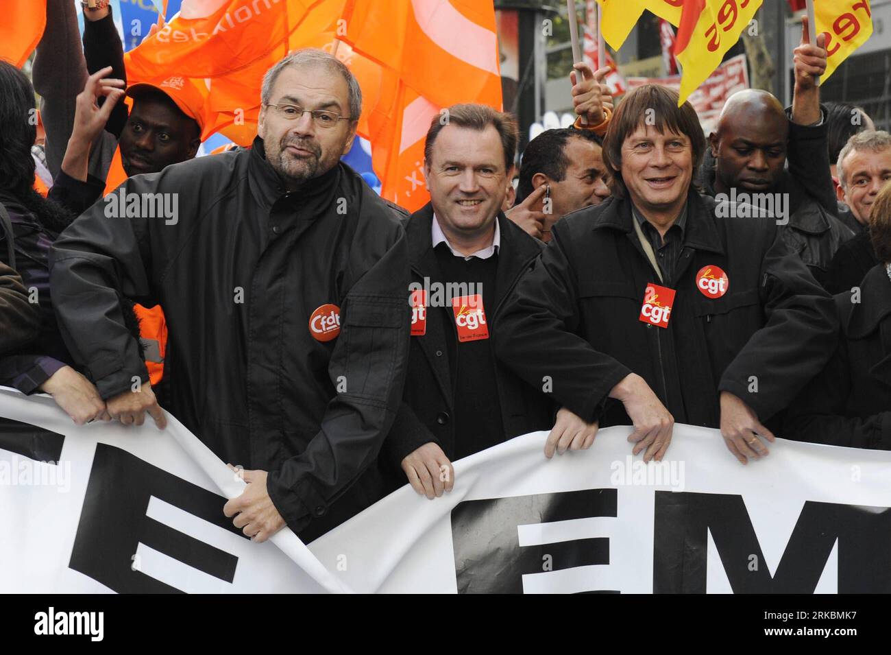 Bildnummer: 54578539 Datum: 28.10.2010 Copyright: imago/Xinhua PARIS, 28. Oktober 2010 (Xinhua) -- französische Arbeiter nehmen an einer Demonstration gegen die Rentenreform des französischen Präsidenten NicolasxSarkozy in Paris, Frankreich, 28. Oktober 2010 Teil. Die französischen Gewerkschaften begrüßten die Annahme des Gesetzes zur Rentenreform am Donnerstag durch das Parlament mit einer neunten Welle landesweiter Streiks und Demonstrationen. (Xinhua/Gonzalo Fuentes) (gj) FRANKREICH-PARIS-RENTENREFORM-DEMONSTRATION PUBLICATIONxNOTxINxCHN Gesellschaft Politik FRA Demo Protest Rentenreform kbdig xub 2010 quer premiumd Bildnummer 54578539 Datum 28 10 2010 Stockfoto