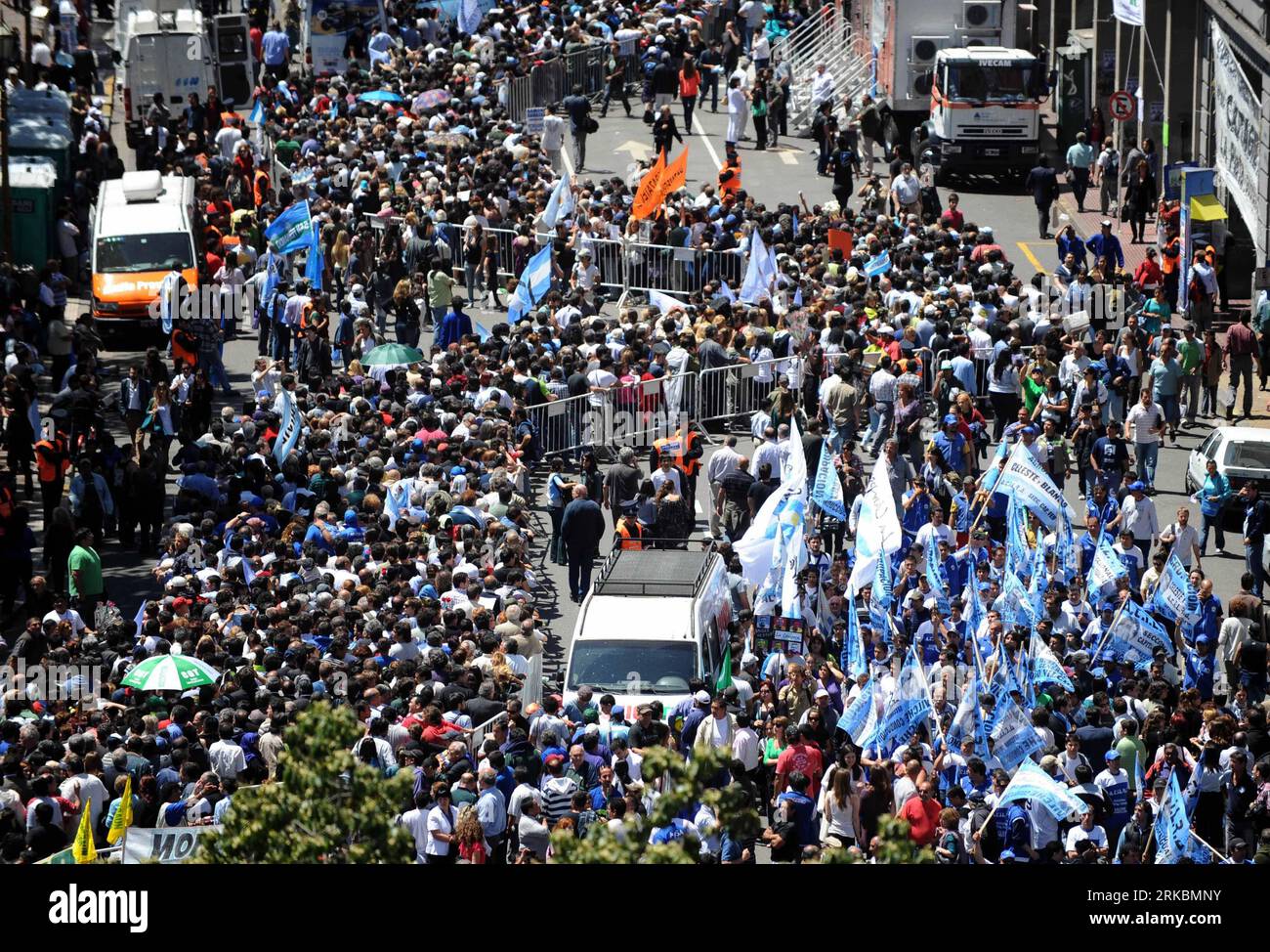 Bildnummer: 54578646 Datum: 28.10.2010 Copyright: imago/Xinhua BUENOS AIRES, 28. Oktober 2010 (Xinhua) -- Treffen Sie sich vor der Casa Rosada, Argentiniens Präsidentenpalast, um dem ehemaligen argentinischen Präsidenten Nestor Kirchner in Buenos Aires, Argentinien, am 28. Oktober 2010 zu huldigen. Der ehemalige argentinische Präsident Nestor Kirchner (2003–2007), Ehemann der amtierenden argentinischen Präsidentin Cristina Fernandez de Kirchner, starb am Mittwoch an einem Herzinfarkt. (Xinhua/Paula Ribas/TELAM) (zw) ARGENTINA-BUENOS AIRES-KIRCHNER-FUNERAL PUBLICATIONxNOTxINxCHN Politik People Trauer Tod Trauerfeier Gedenken Abschied kbdig Stockfoto