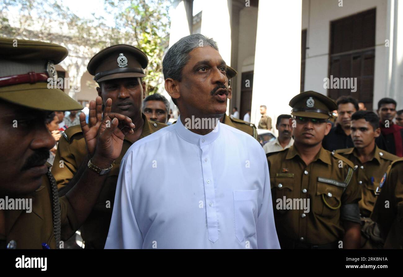 Bildnummer: 54582793 Datum: 29.10.2010 Copyright: imago/Xinhua (101029) -- COLOMBO, Okt. 29, 2010 (Xinhua) -- Sri Lankas ehemaliger Armeechef Sarath Fonseka wird am 29. Oktober 2010 von Polizisten in Colombo begleitet, als er in den Obersten Gerichtshof von Colombo einzieht, um Anklagen zu beantworten, dass er an unregelmäßigen Militärkäufen beteiligt war, während er in der Armee war. (Xinhua) SRI LANKA-FORMER AMRY CHIEF HIGH COURT PUBLICATIONxNOTxINxCHN People Gesellschaft Militär kbdig xsk 2010 quer o0 Gericht, Prozess, Gerichtsverfahren Bildnummer 54582793 Datum 29 10 2010 Copyright Imago XINHUA Colombo OCT 29 2010 XINHUA Sri Lanka S Form Stockfoto