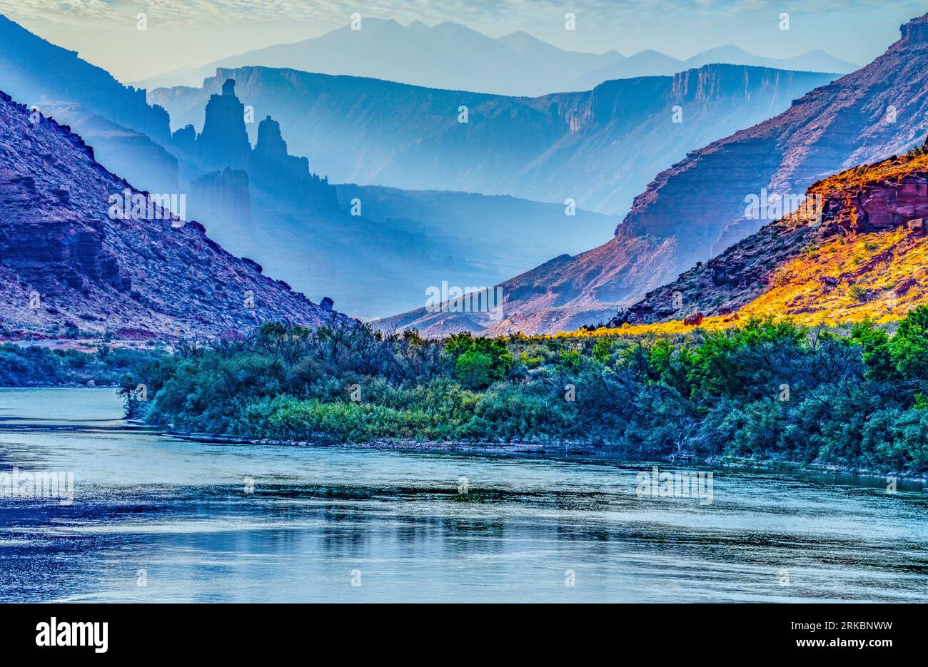 Rauchiger Sonnenaufgang entlang des Colorado River, Fisher Towers, La Sal Mountains, in der Nähe von Moab, Utah BLM Lands Stockfoto