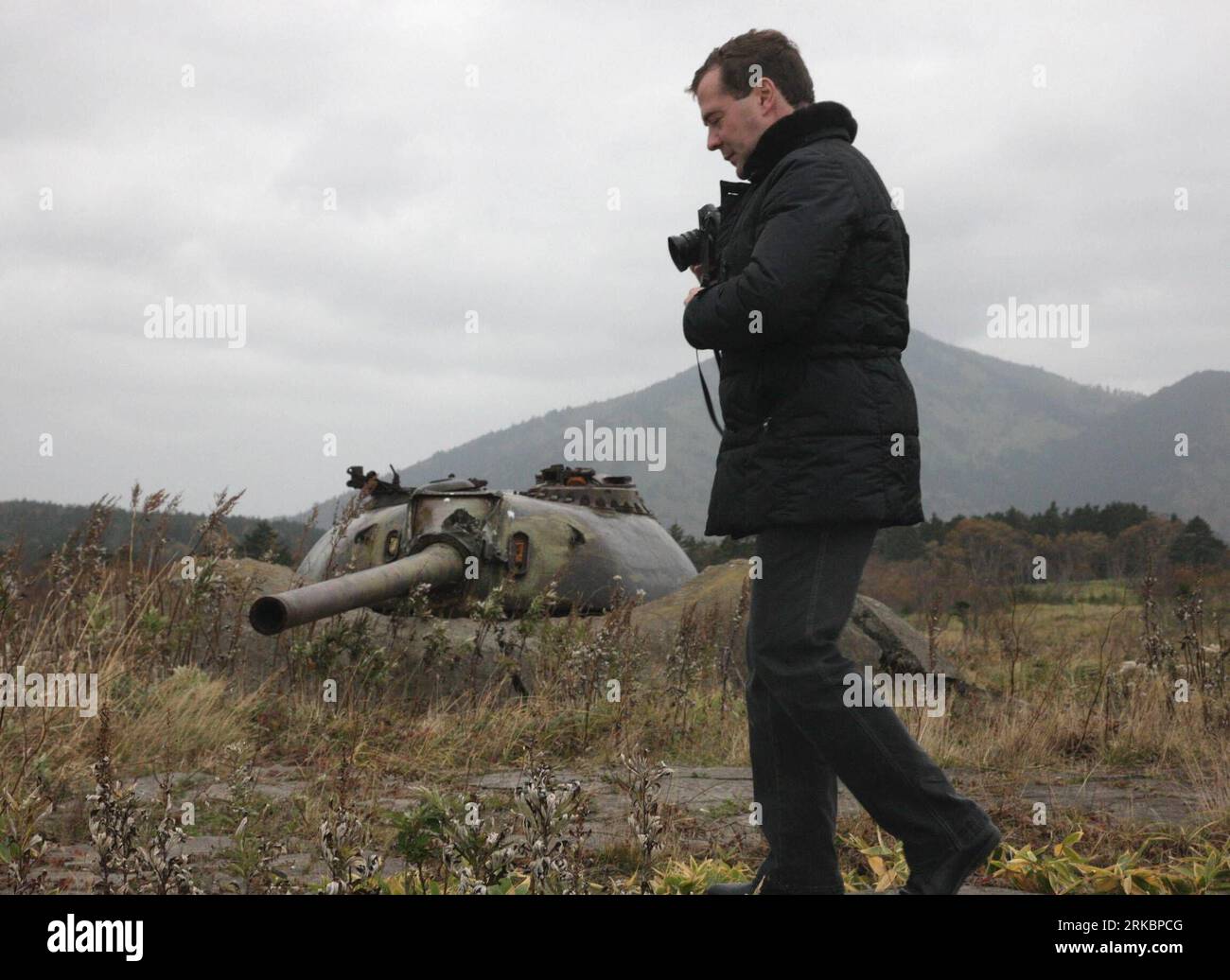 Bildnummer: 54590340  Datum: 01.11.2010  Copyright: imago/Xinhua (101101) -- KUNASHIRI ISLAND, Nov. 1, 2010 (Xinhua) -- Russian President Dmitry Medvedev visits Kunashiri Island, one of the Russian-held islands also claimed by Japan, on Nov. 1, 2010. Medvedev is the first leader from Russia or the former Soviet Union to travel to any of the disputed islands, which are called the Northern Territories in Japan and the Southern Kurils in Russia. (Xinhua) (zcq) RUSSIA-JAPAN-MEDVEDEV-KUNASHIRI ISLAND PUBLICATIONxNOTxINxCHN People Politik kbdig xmk 2010 quer premiumd o0 fotografiert    Bildnummer 54 Stockfoto