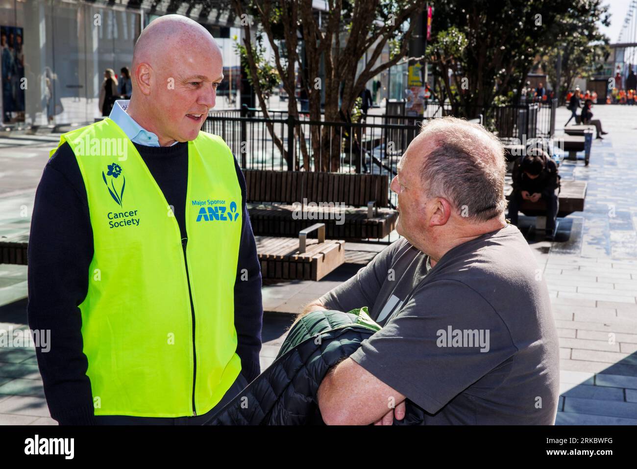 Auckland, Neuseeland, 25. August 2023. Christopher Luxon (L), Vorsitzender der National Party, sammelt sich für den Daffodil Day der Cancer Society, während er sich für die Wahlen einsetzt. Quelle: David Rowland/Alamy Live News Stockfoto
