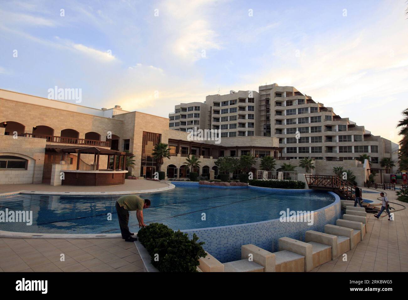 Bildnummer: 54616462 Datum: 06.11.2010 Copyright: imago/Xinhua (101106) -- GAZA, 6. November 2010 (Xinhua) -- Eine allgemeine Ansicht des Movanpick Hotels wird am 6. November 2010 im Norden des Gazastreifens gesehen. Das Movanpick Hotel ist das einzige fünf-Sterne-Hotel in Gaza mit 220 Zimmern und königlichem Flügel. Es kostete 50 Millionen Dollar und war vor drei Jahren einsatzbereit. Aufgrund der palästinensischen Teilung und der israelischen Blockade, nachdem die islamische Hamas-Bewegung die Enklave übernommen hatte, war das Hotel bis jetzt geschlossen. Es wird voraussichtlich Anfang des kommenden Jahres eröffnet. (Xinhua/Wissam Nassar) (zw) MIDEAST-GAZA-ECONOMY-MOV Stockfoto