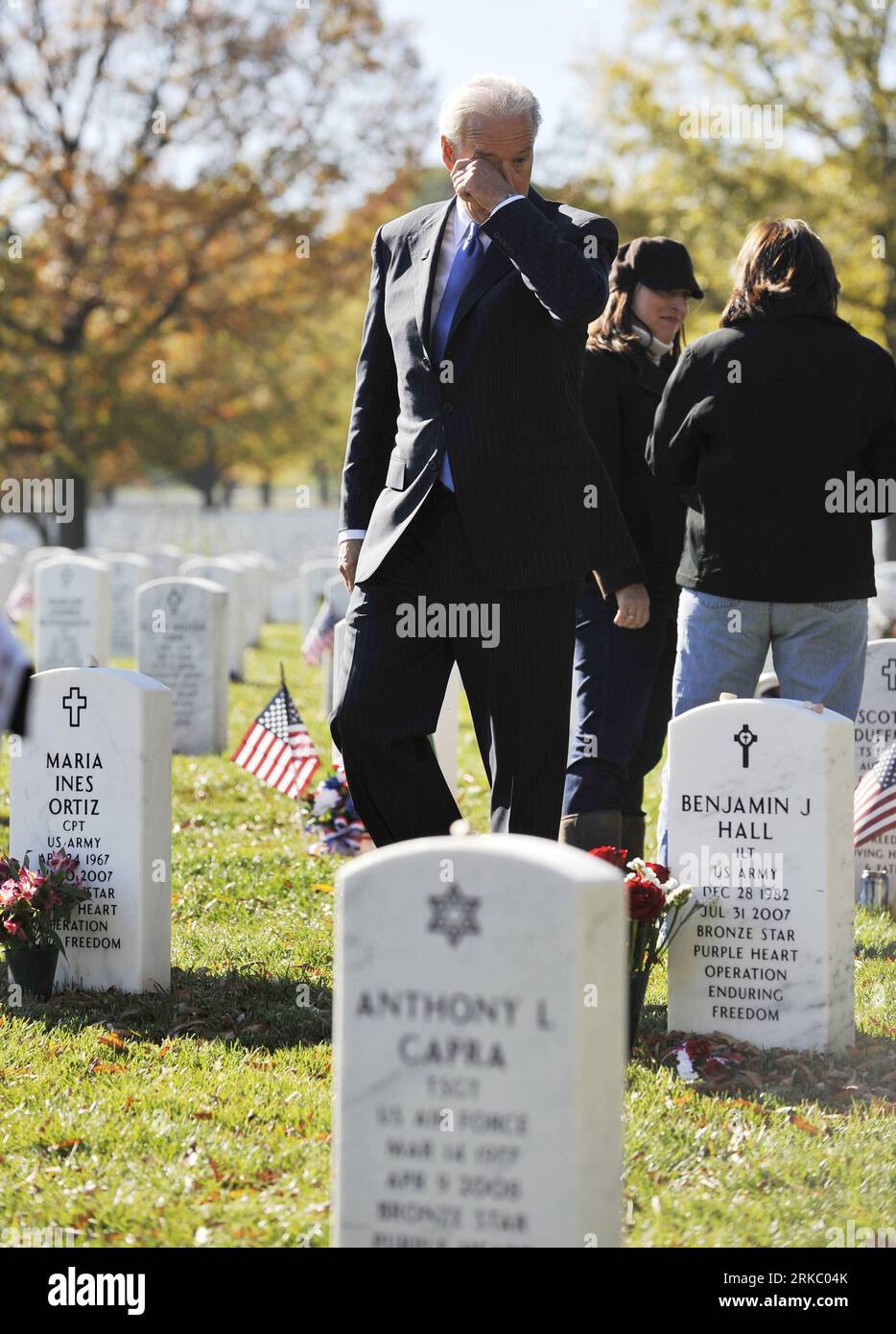101111 -- WASHINGTON D.C., 11. November 2010 Xinhua -- US-Vizepräsident Joe Biden reagiert, während er Familienmitglieder eines gefallenen US-Soldaten in Section 60 trifft, nach der Veterans Day Zeremonie auf dem Arlington National Cemetery in Virginia, USA, 11. November 2010. Xinhua/Zhang Jun US-WASHINGTON-VETERANS DAY PUBLICATIONxNOTxINxCHN Stockfoto