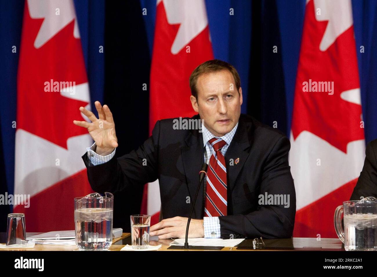 Bildnummer: 54646003 Datum: 16.11.2010 Copyright: imago/Xinhua (101116) -- OTTAWA, 16. November 2010 (Xinhua) --Minister für nationale Verteidigung Peter MacKay spricht während einer Pressekonferenz im Außenministerium in Ottawa, Kanada, am 16. November 2010. Kanada erneuerte am Dienstag seine Mission in Afghanistan, nachdem zwei Drittel seiner Kampftruppen bis Juli nächsten Jahres abgezogen worden waren, wobei sich die restlichen 950 auf vier Schlüsselbereiche sowohl militärischer als auch ziviler Interessen konzentrierten. (Xinhua/Christopher Pike) KANADA-OTTAWA-AFGHANISTAN-MISSION PUBLICATIONxNOTxINxCHN Politik People kbdig xub 2010 quer premi Stockfoto