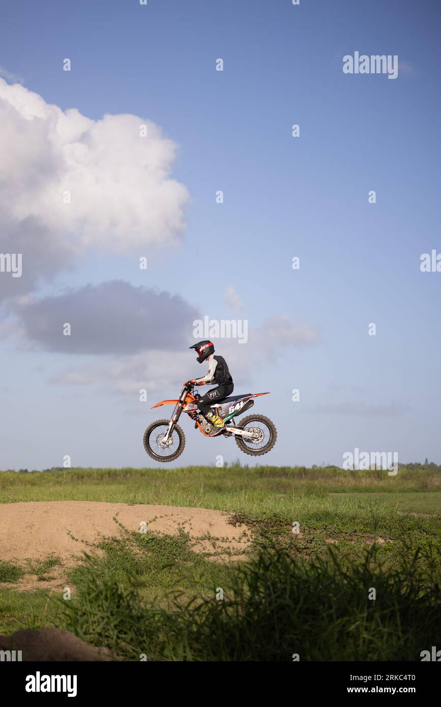Motorrad und Fahrer mitten in der Luft nach einem Sprung Stockfoto
