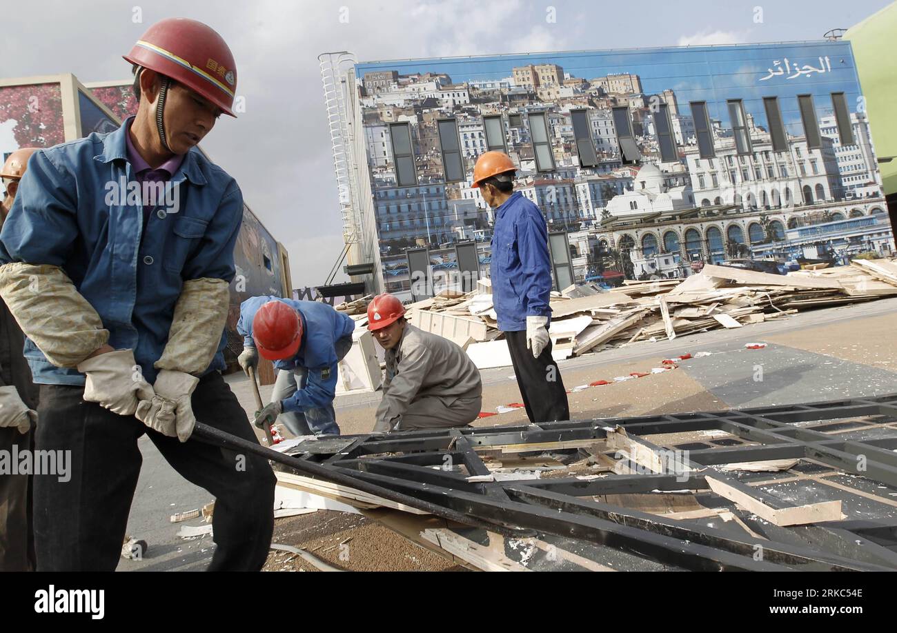 Bildnummer: 54669340  Datum: 22.11.2010  Copyright: imago/Xinhua (101122) -- SHANGHAI, Nov. 22, 2010 (Xinhua) -- Workers remove ornament wallboards from the Algeria Pavilion in the World Expo Park in Shanghai, east China, Nov. 22, 2010. The removing work of the World Expo pavilions has been launched for almost a month and will last until April of 2011. (Xinhua/Pei Xin) (lb) CHINA-WORLD EXPO-PAVILIONS-DISMANTLEMENT (CN) PUBLICATIONxNOTxINxCHN Gesellschaft Expo Abbau kbdig xng 2010 quer o0 Bauarbeiten, Abbauen    Bildnummer 54669340 Date 22 11 2010 Copyright Imago XINHUA  Shanghai Nov 22 2010 XI Stockfoto