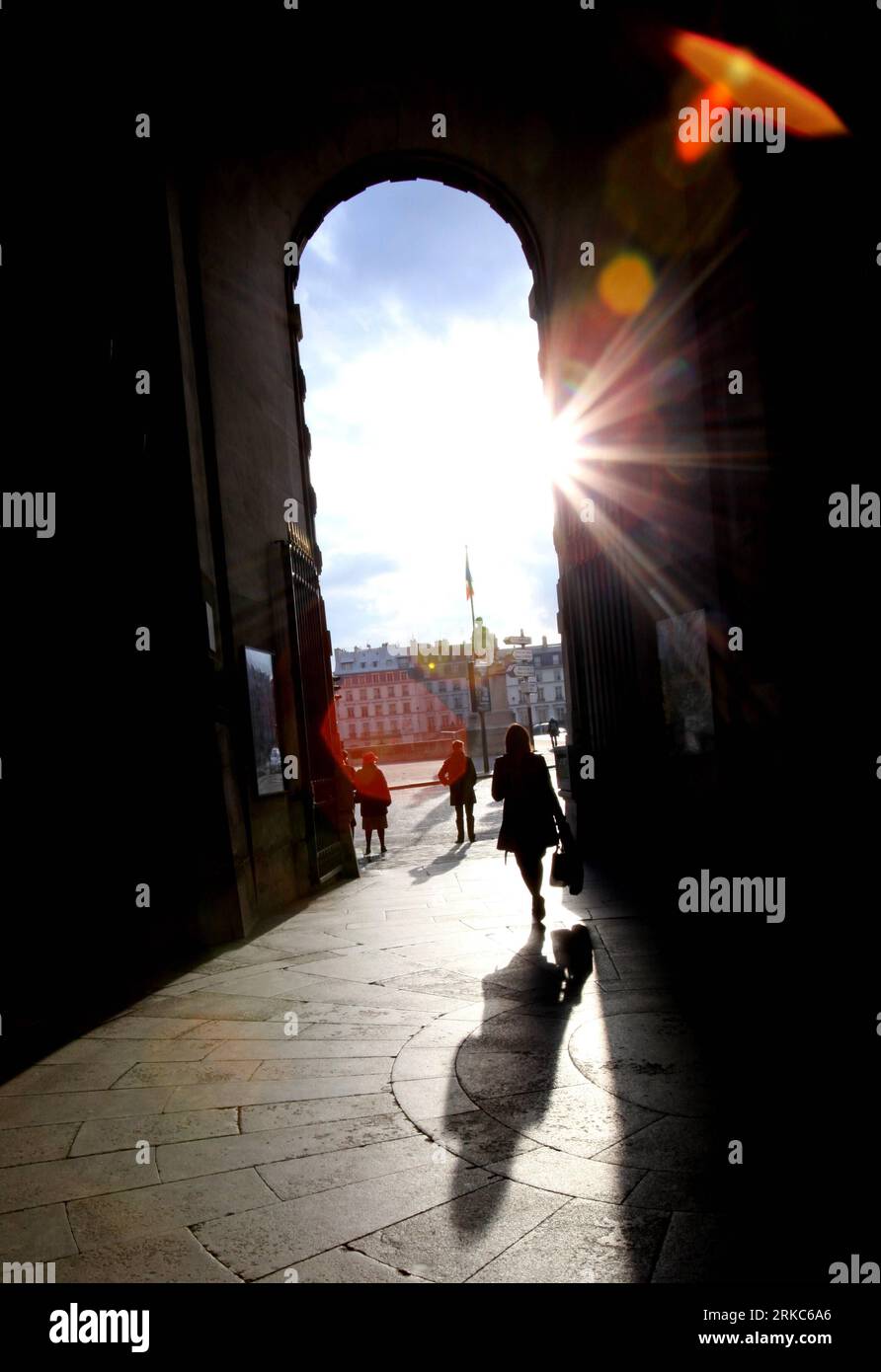 Bildnummer: 54678821 Datum: 25.11.2010 Copyright: imago/Xinhua (101125) -- PARIS, 25. November 2010 (Xinhua) -- A Woman Walks Near the Louvre in Paris, Capital of France, 25. November 2010. Die Stadt Paris nahm einen sonnigen Tag am Donnerstag an, nach Tagen des kalten Winterregens. (Xinhua/Gao Jing) (zw) FRANCE-PARIS-WEATHER PUBLICATIONxNOTxINxCHN Reisen kbdig xng 2010 hoch o0 Gegenlicht, Sonne, Torbogen Bildnummer 54678821 Datum 25 11 2010 Copyright Imago XINHUA Paris Nov 25 2010 XINHUA eine Frau spaziert in der Nähe des Louvre in Paris Hauptstadt von Frankreich Nov 25 2010 die Stadt Paris feierte AM Donnerstag einen sonnigen Tag Stockfoto