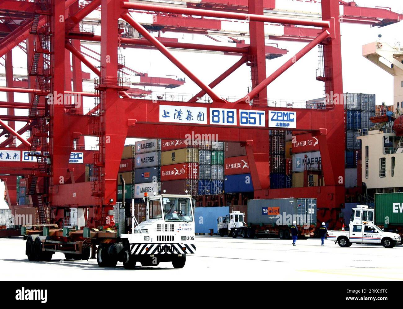 Bildnummer: 54681834 Datum: 17.11.2010 Copyright: imago/Xinhua (101127) -- SHANGHAI, 27. November 2010 (Xinhua) -- Foto aufgenommen am 17. November 2010 zeigt eine Szene des Hafens Yangshan in Shanghai, Ostchina. Nach den Statistiken der Jahrestagung 2010 von Yangtze Delta Modern Logistics United Development am Freitag wurden in den ersten drei Quartalen dieses Jahres insgesamt 22 Millionen Einheiten über die Häfen von Shanghai importiert oder exportiert. Ranking der ersten Hafenstädte der Welt. (Xinhua/Chen Fei) (mcg) CHINA-SHANGHAI PORT-CONTAINER THROUGHPUT (CN) PUBLICATIONxNOTxINxCHN Wirtschaft H Stockfoto