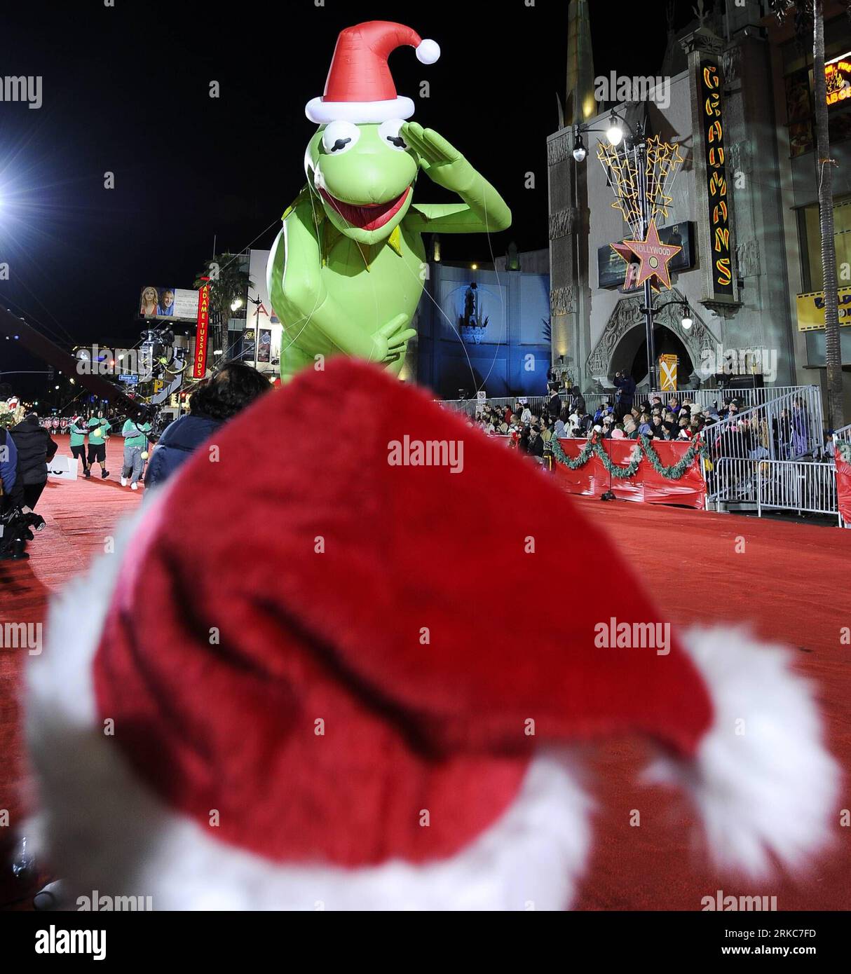 Bildnummer: 54687190 Datum: 29.11.2010 Copyright: imago/Xinhua (101129) -- HOLLYWOOD, 29. November 2010 (Xinhua) -- Performers march on the Hollywood Walk of Fame in Hollywood, Kalifornien, USA, 28. November 2010. Die jährliche Weihnachtsparade fand am Hollywood Walk of Fame Sunday statt. (Xinhua/Qi Heng) (cl) USA-KALIFORNIEN--WEIHNACHTSPARADE PUBLICATIONxNOTxINxCHN Gesellschaft Weihnachten Parade Weihnachtsparade kbdig xmk 2010 Quadrat o0 Kermit o0 Puppe, Figur, Objekte, die Muppets 54687190 Datum 29 11 2010 Copyright Imago XINHUA Hollywood Nov 29 2010 XINHUA Performers March ON the Stockfoto