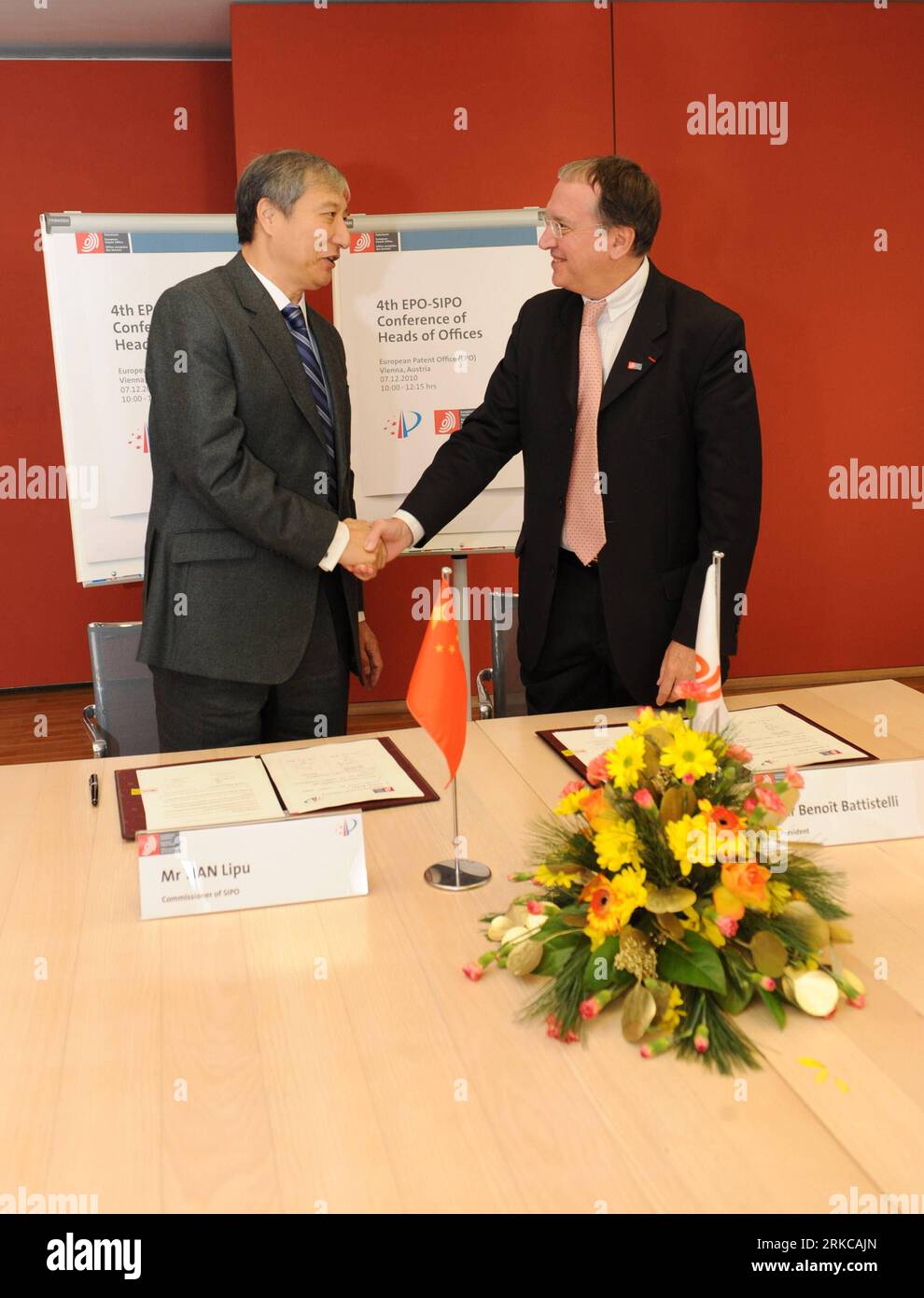 Bildnummer: 54716486  Datum: 07.12.2010  Copyright: imago/Xinhua VIENNA (Xinhua) -- Tian Lipu(L), director of China s State Intellectual Property Office(SIPO), shakes hands with Benoit Battistelli, President of European Patent Office (EPO) after signing an agreement in Vienna, capital of Austria, Dec. 7, 2010. China and European Union signed an Agreement on the exchange of priority document between SIPO and EPO, and EPO-SIPO Bilateral Co-operation Annual Work Plan 2011.(Xinhua/Xu Liang) AUSTRIA-EU-CHINA-PROPERTY-AGREEMENT PUBLICATIONxNOTxINxCHN People Politik kbdig xmk 2010 hoch    Bildnummer Stockfoto