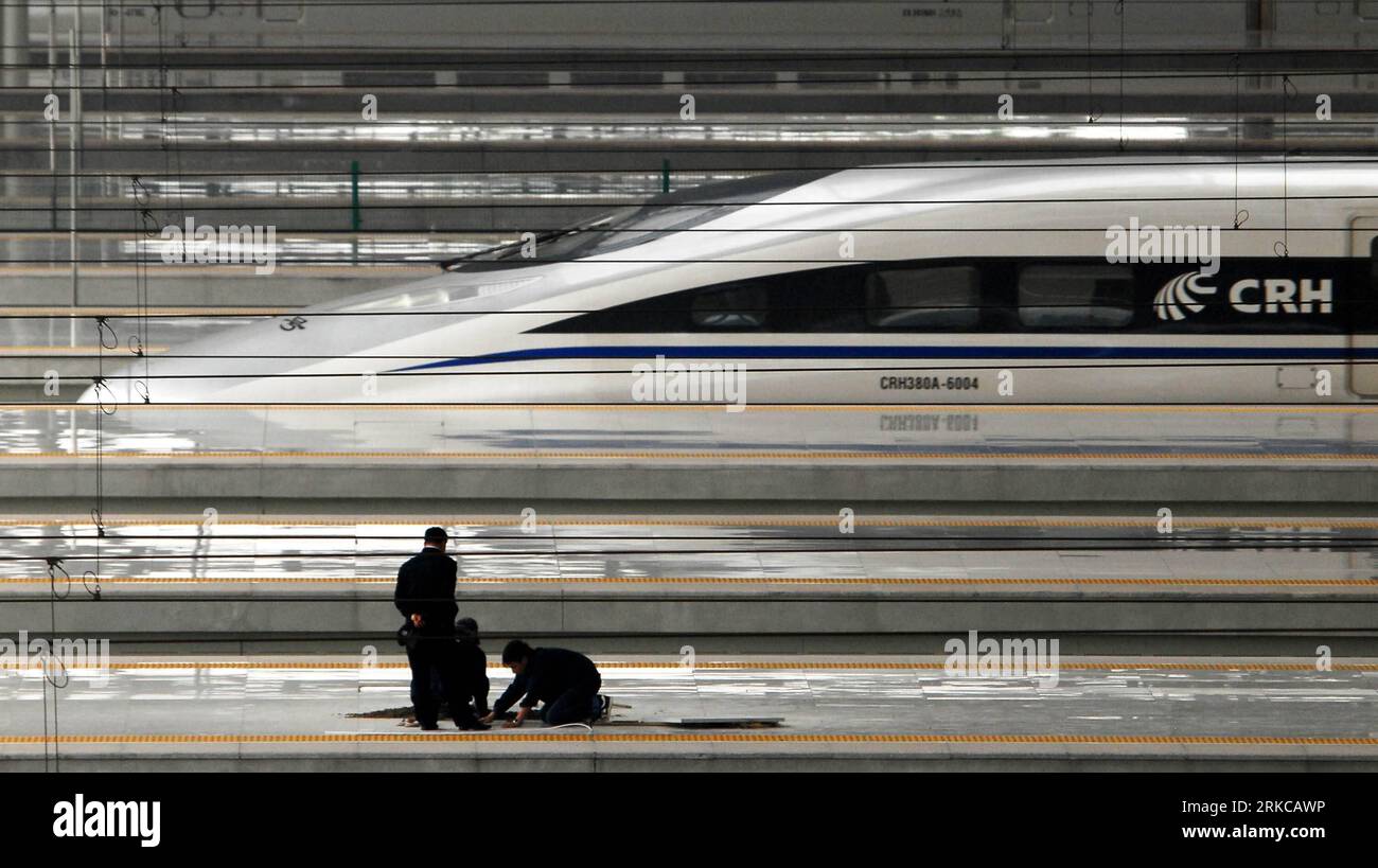 Bildnummer: 54716568 Datum: 20.10.2010 Copyright: imago/Xinhua BEIJING (Xinhua) -- Foto aufgenommen am 20. Oktober 2010 zeigt einen Zug CRH380A, der vom Bahnhof Hongqiao, einem Terminal der Hochgeschwindigkeitsbahn Shanghai-Hangzhou, in Shanghai, Ostchina, abfährt. Die 202 km lange Shanghai-Hangzhou High-Speed Railway mit der höchsten geplanten Geschwindigkeit von 350 km/h wurde Ende Oktober 2010 in Betrieb genommen. China Betrieb ein Hochgeschwindigkeitsbahnnetz mit einer Gesamtlänge von 7.531 Kilometern, das längste der Welt, sagte der chinesische Eisenbahnminister LiuxZhijun am Dienstag bei der Rede zum Stockfoto