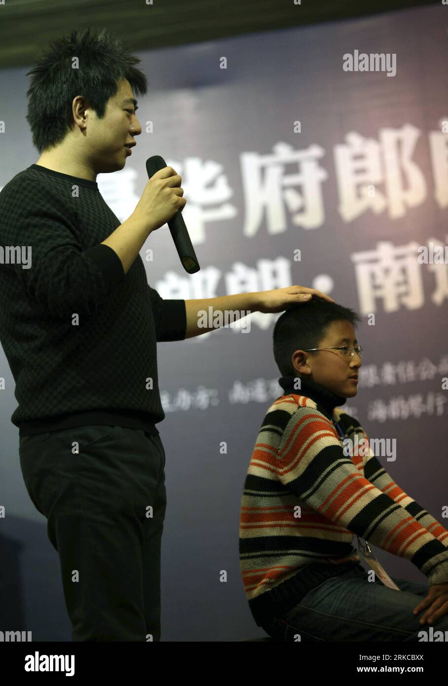 Bildnummer: 54733307 Datum: 09.12.2010 Copyright: imago/Xinhua (101210) -- NANTONG, 10. Dez. 2010 (Xinhua) -- Pianist lang lang (L) erklärt Schülern während eines Klavierunterrichts in Nantong, Provinz Jiangsu in Ostchina, 9. Dez. 2010 die Fähigkeit zur Ausführung. Insgesamt nahmen am Donnerstag 100 Kinder an der Lektion Teil. Klavierunterricht wird in China immer beliebter. Ab 2012 findet in China ein internationaler Frederic Chopin Klavierwettbewerb für Jugendliche statt. Der alle zwei Jahre stattfindende Klavierwettbewerb, als eine der untergeordneten Aktivitäten des weltberühmten Internationalen Frederic Chopin Piano Competit Stockfoto