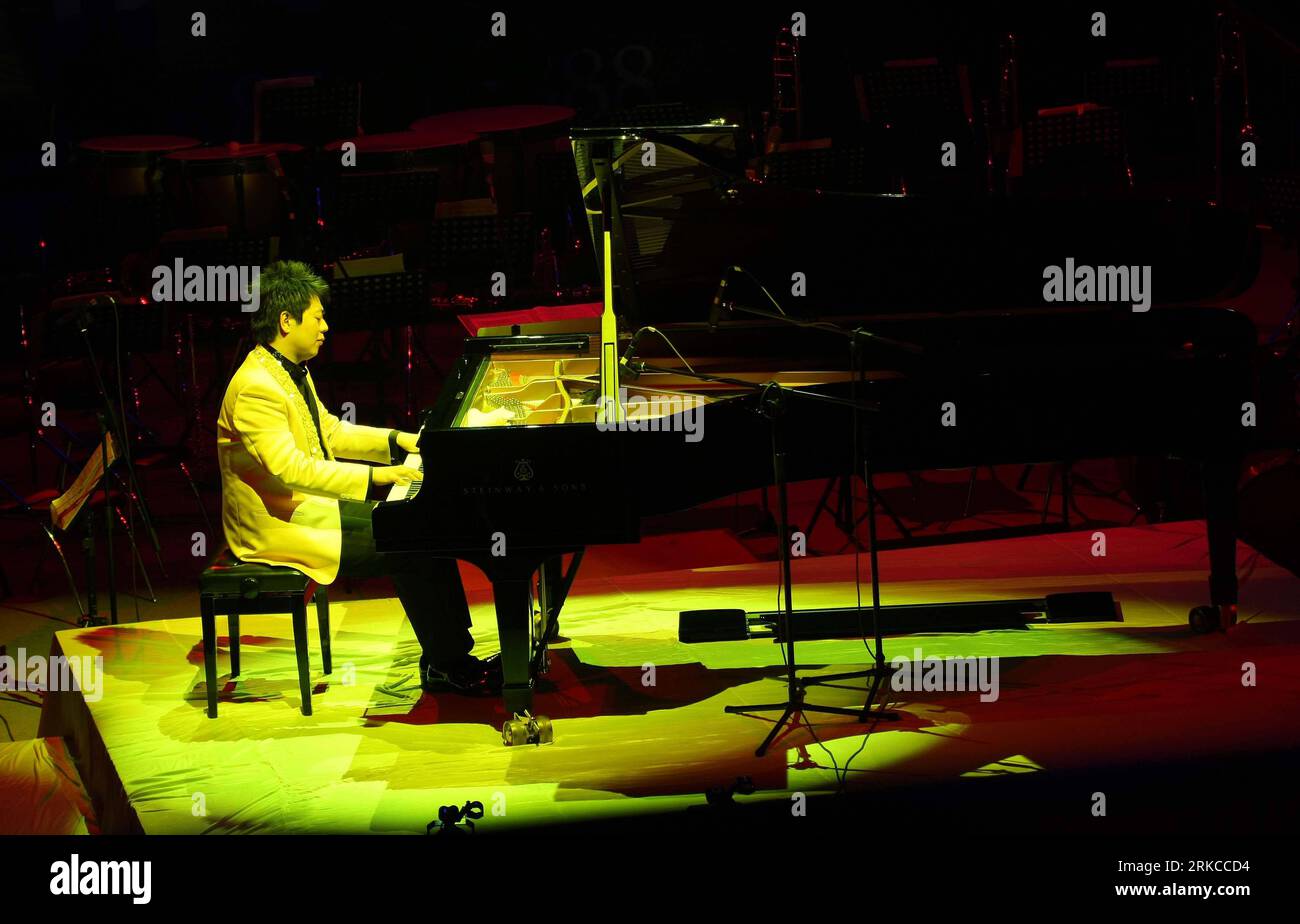 Bildnummer: 54738464 Datum: 10.12.2010 Copyright: imago/Xinhua (101211) -- NANTONG, 11. Dezember 2010 (Xinhua) -- der renommierte chinesische junge Pianist lang lang tritt während seines Neujahrskonzerts in Nantong, Provinz Jiangsu, am 10. Dezember 2010 auf. (Xinhua/Ding Xiaochun) (xzj) CHINA-JIANGSU-NANTONG-LANG LANG-CONCERT (CN) PUBLICATIONxNOTxINxCHN People Kultur Musik Aktion Entertainment kbdig xsk 2010 quer Premiere Bildnummer 54738464 Datum 10 12 2010 Copyright Imago XINHUA Nantong DEC 11 2010 XINHUA renommierter chinesischer junger Pianist Long East konzertiert während des Nantong-Jahres Stockfoto