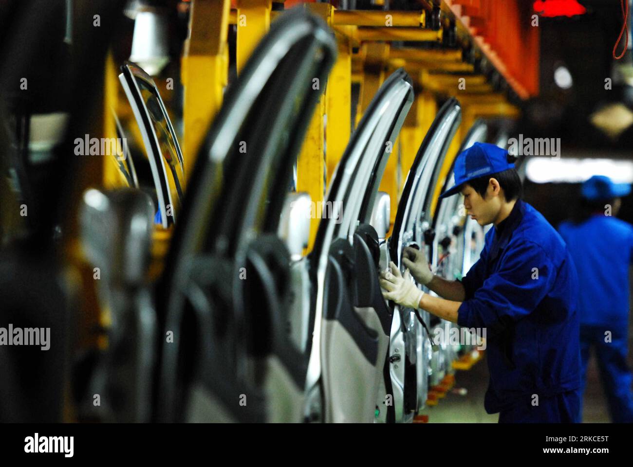 Bildnummer: 54750736 Datum: 14.12.2010 Copyright: imago/Xinhua (101214) -- JIUJIANG, 14. Dezember 2010 (Xinhua) -- Ein Arbeiter montiert Fahrzeuge der Marke Liana in der Changhe Suzuki Auto Company in Jiujiang, ostchinesische Provinz Jiangxi, 14. Dezember 2010. Daten der China Association of Automobile Manufacturers (CAAM) zeigten, dass Chinas Autoverkäufe in den ersten 11 Monaten 16,4 Millionen erreichten, was die Prognose für den Gesamtjahresumsatz von 17 Millionen auf 18 Millionen Einheiten erhöhte. (Xinhua/Hu Guolin) (zn) CHINA-JIANGXI-JIUJIANG-AUTO SALES (CN) PUBLICATIONxNOTxINxCHN Wirtschaft kbdig xkg 2010 quer o0 Arbeitswel Stockfoto