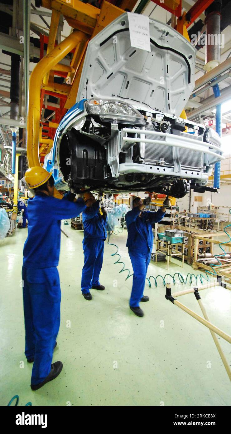 Bildnummer: 54750872 Datum: 14.12.2010 Copyright: imago/Xinhua (101215) -- JIUJIANG, 15. Dezember 2010 (Xinhua) -- Arbeiter versammeln eine Limousine in einer Autofabrik in Changhe-Suzuki in Jiujiang, der ostchinesischen Provinz Jiangxi. Dezember 2010. In den ersten 11 Monaten dieses Jahres wurden in China mehr als 16 Millionen Autos verkauft. In den ersten 11 Monaten dieses Jahres wurden in China mehr als 16 Millionen Autos verkauft. Die China Association of Automobile Manufacturers prognostiziert, dass sowohl Chinas Autoproduktion als auch sein Umsatz in diesem Jahr 18 Millionen überschreiten werden, und China wird die Position als weltweit größter Automobilmarkt behaupten. Stockfoto