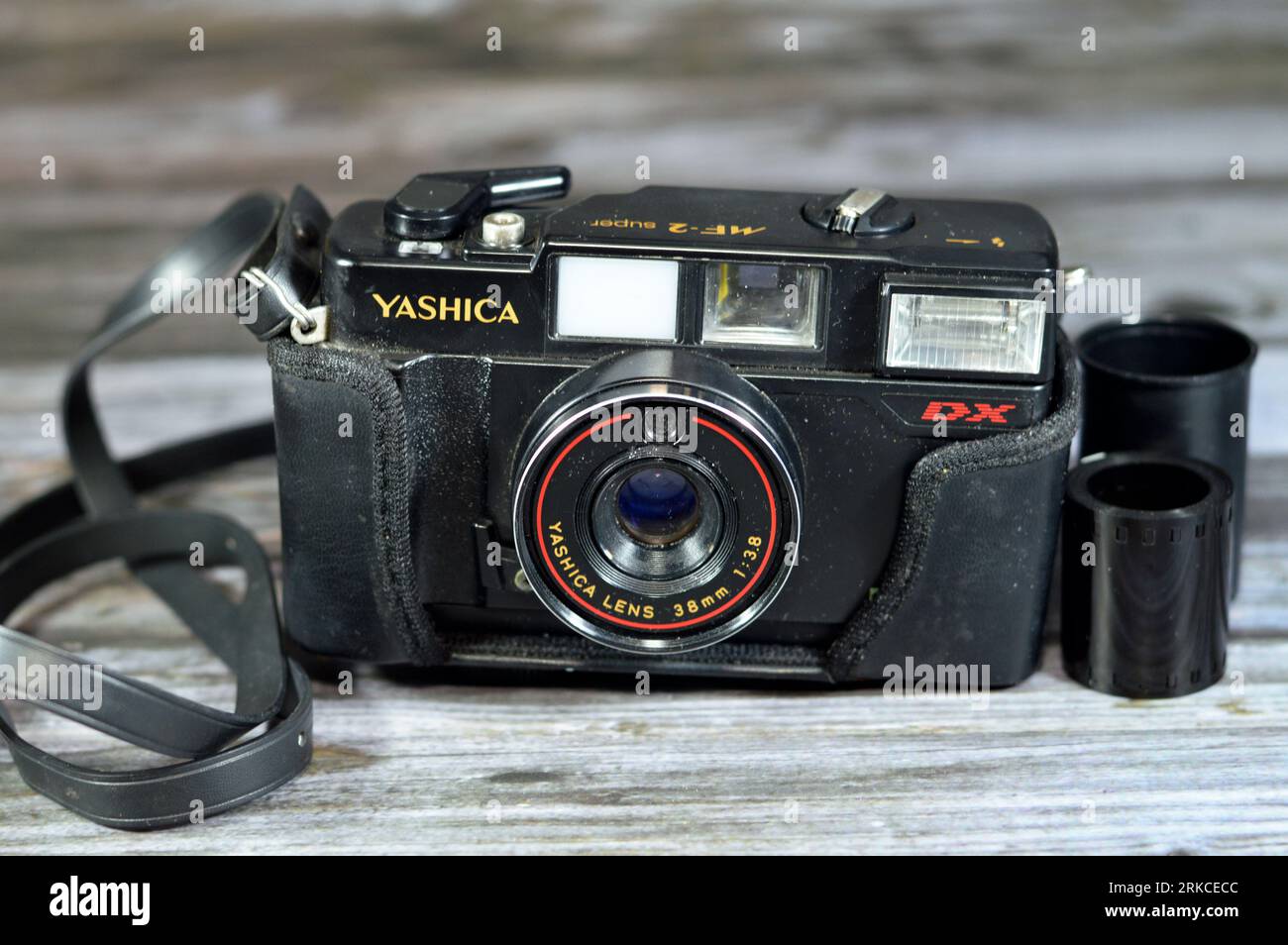 Giza, Ägypten, 12. August 2023: Yashica MF 2 Super wiederverwendbare Filmkamera für 35-mm-Film, integrierter Blitz, automatische DX-Anzeige, Warnung bei schwachem Licht, 38-mm-Objektiv - 3 ELE Stockfoto
