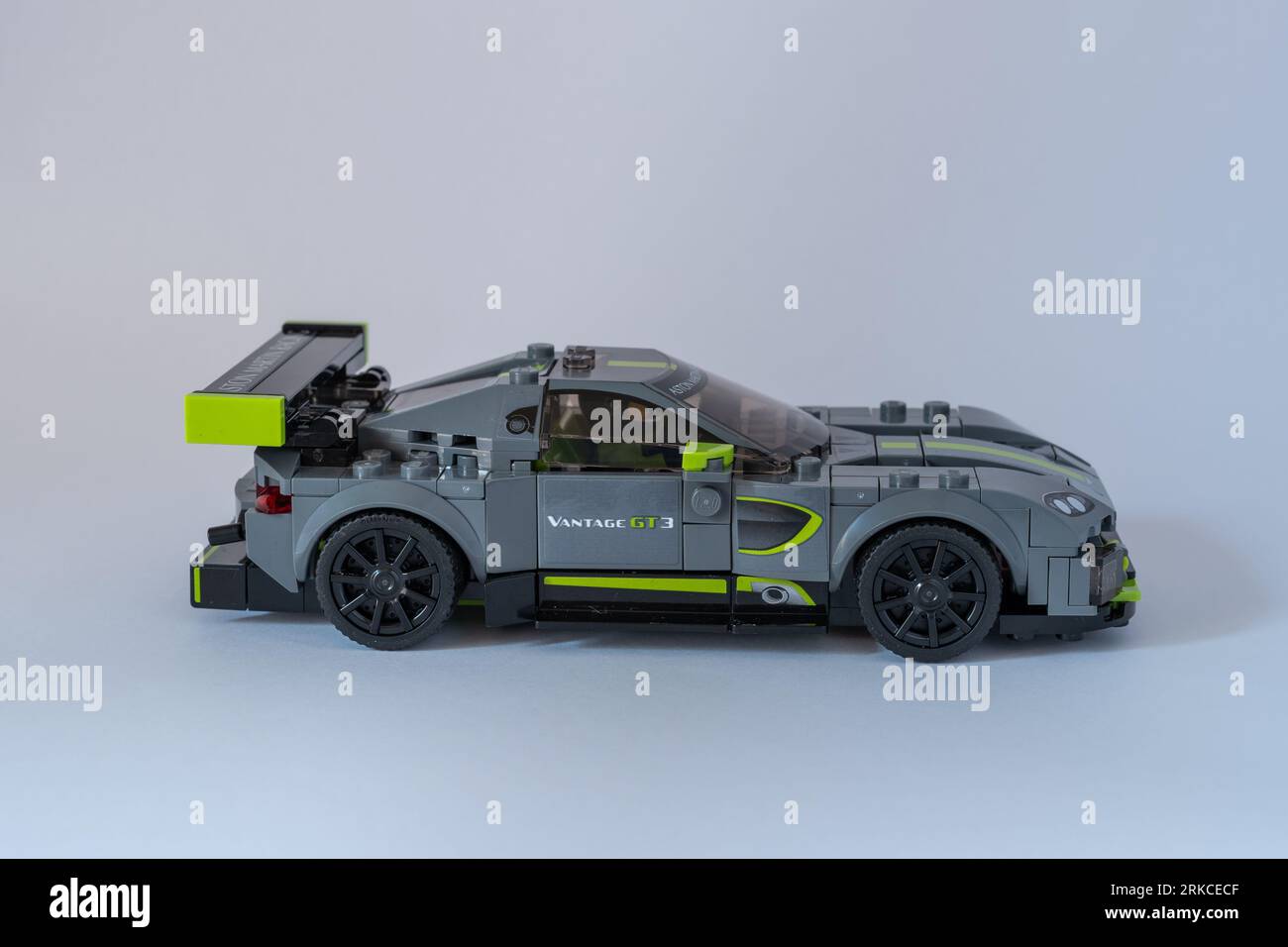 Doha, Katar - 24. August 2023: LEGO Speed Champions Aston Martin Vantage GT3 Auto isoliert auf weißem Hintergrund. Stockfoto