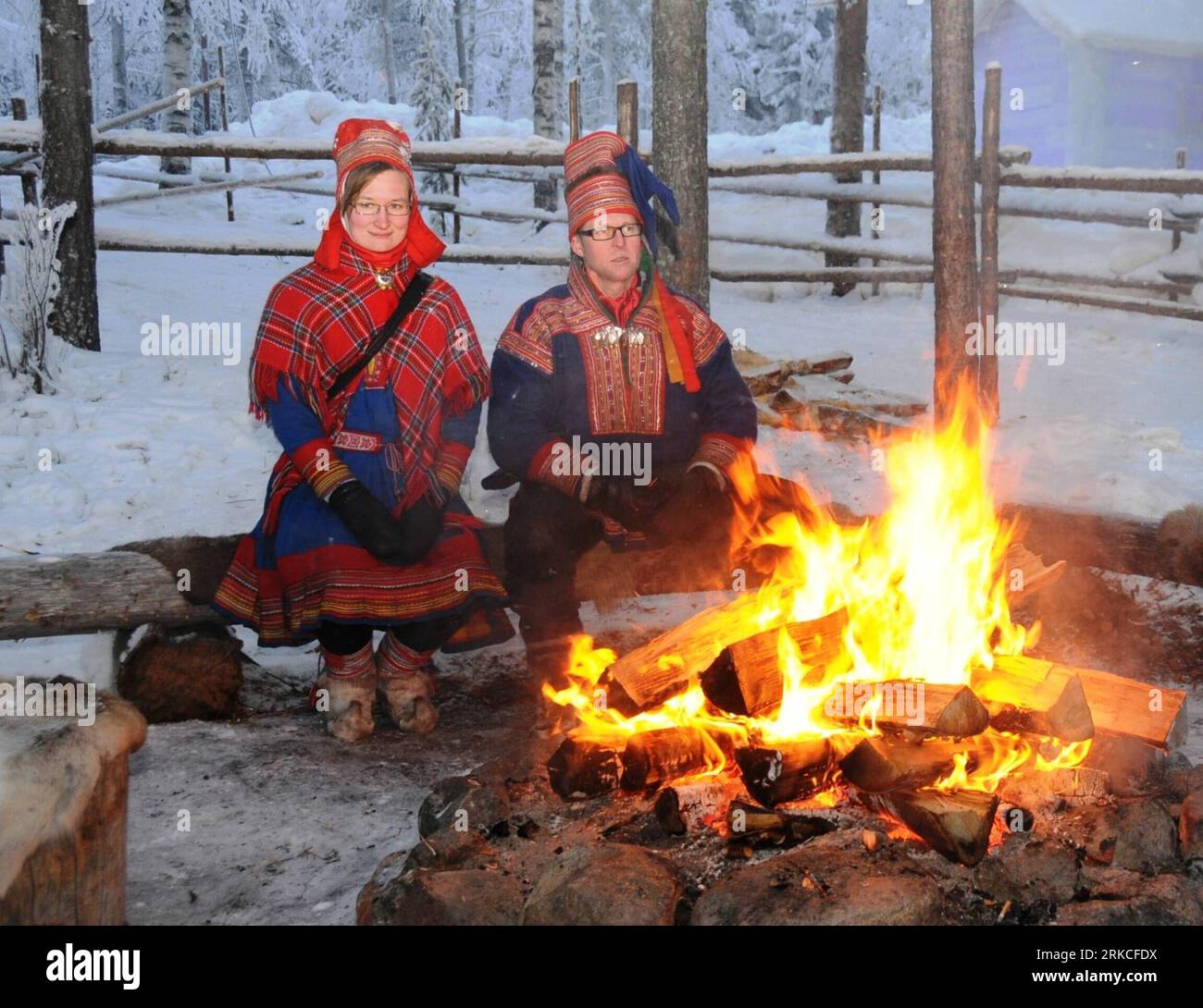 Bildnummer: 54759322 Datum: 15.12.2010 Copyright: imago/Xinhua (101217) -- ROVANIEMI, 17. Dezember 2010 (Xinhua) -- Ein samisches Paar sitzt am Lagerfeuer in Lappland, einem berühmten Touristenort in Nordfinnland, 15. Dezember 2010. Rentierschlitten fahren ist beliebt bei Touristen, die im Winter in die Stadt am Polarkreis kommen. (Xinhua/Zhao Changchun) (wjd) FINNLAND-RENTIER-SCHLITTENTOURISMUS PUBLICATIONxNOTxINxCHN Reisen Land Leute Bevölkerung Ureinwohner Gesellschaft Samen Lappen kbdig xmk 2010 quer o0 Lagerfeuer, Feuer, Tradition Bildnummer 54759322 Datum 15 12 2010 Copyright Imago XINHUA RO Stockfoto