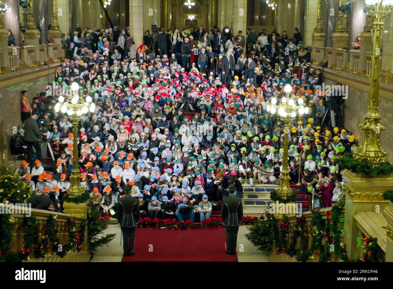 Bildnummer: 54760415 Datum: 18.12.2010 Copyright: imago/Xinhua (101219) -- BUDAPEST, 19. Dezember 2010 (Xinhua) -- Kinder füllen die Schritte während der offiziellen Kinderweihnachtsveranstaltung des ungarischen Parlaments in Budapest, der Hauptstadt Ungarns, am 18. Dezember 2010. Rund 800 Kinder wurden vom Parlament und der ungarischen Stiftung für pädiatrische Notfallversorgung zur jährlichen Weihnachtsveranstaltung eingeladen. (Xinhua/Attila Volgyi)(axy) HUNGARY-BUDAPEST-CHRISTMAS PUBLICATIONxNOTxINxCHN Gesellschaft Weihnachten kbdig xng 2010 quer o0 totale Parlament Politik Kinder Weihnachtsfeier Bildnummer 54760415 D Stockfoto