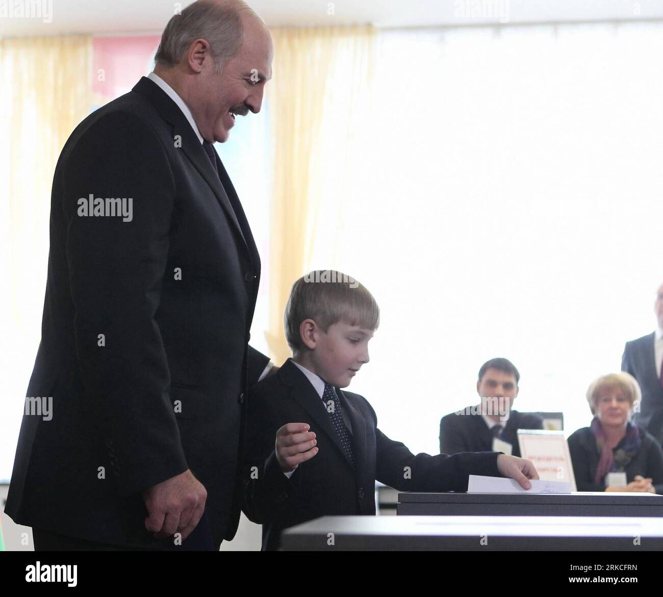 Bildnummer: 54761128 Datum: 19.12.2010 Copyright: imago/Xinhua MINSK, 19. Dezember 2010 (Xinhua) -- der amtierende belarussische Präsident Alexander Lukaschenko (L) und sein kleiner Sohn Nikolaj treffen am 19. Dezember 2010 in einer Wahlstation in Minsk, Belarus, ein. Weißrussen gingen am Sonntag bei der vierten Präsidentschaftswahl zu den Wahlen, seit das Land 1991 unabhängig wurde. (Xinhua/Lu Jinbo) (lyx) BELARUS-MINSK-VOTE PUBLICATIONxNOTxINxCHN Politik Wahlen Weißrussland Präsidentschaftswahlen People kbdig xkg 2010 Quadrat Premiumd o0 Familie Kind Urnengang Stimmabgabe 54761128 Datum 19 12 2010 Copyright Stockfoto