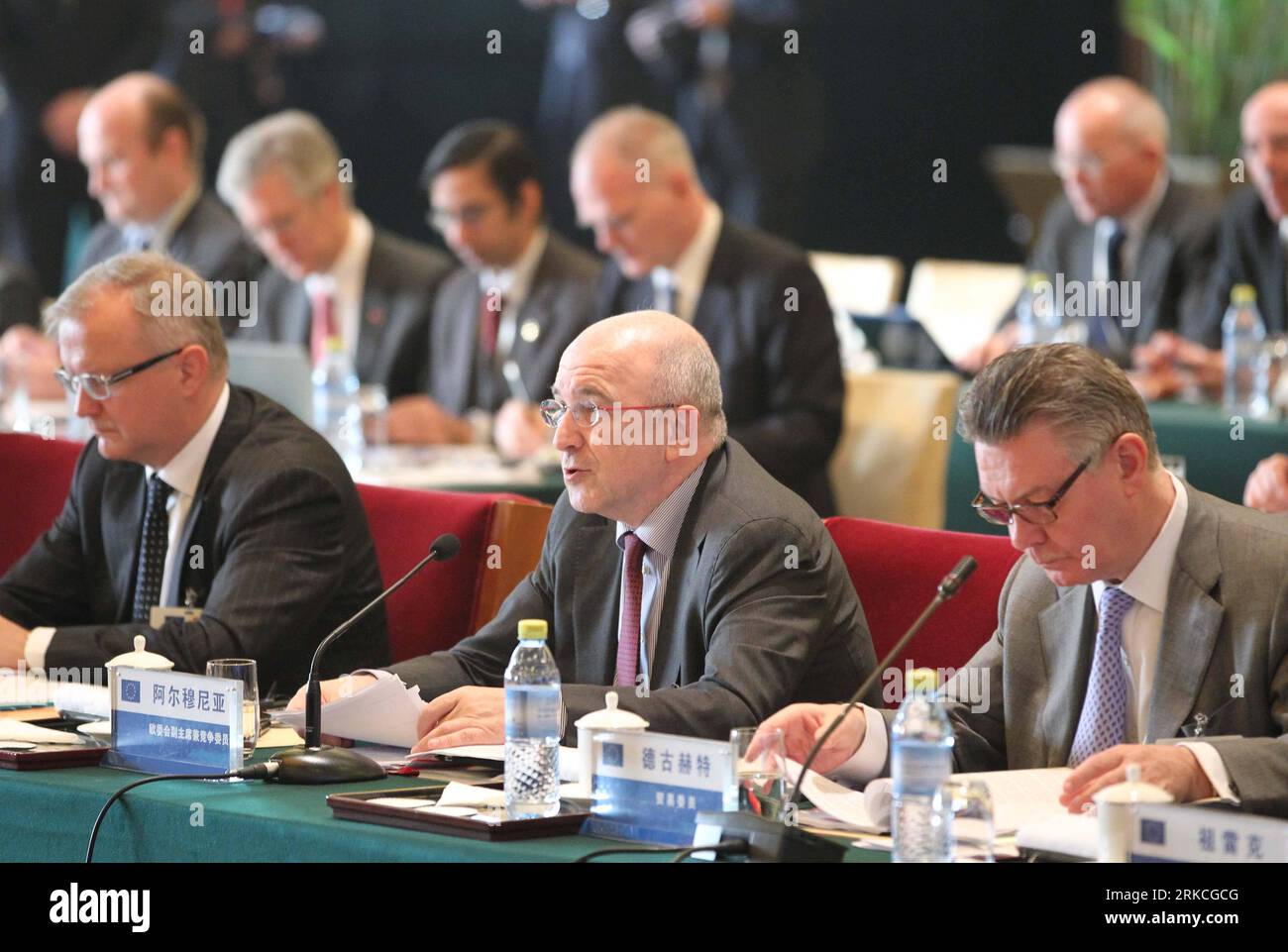 Bildnummer: 54762910  Datum: 21.12.2010  Copyright: imago/Xinhua (101221) -- BEIJING, Dec. 21, 2010 (Xinhua) -- European Commission Vice President in charge of competition policy Joaquin Almunia(C front), speaks during the Third China-EU High Level Economic and Trade Dialogue in Beijing, capital of China, Dec. 21, 2010. The dialogue is co-chaired by Chinese Vice Premier Wang Qishan and European Commission Vice President in charge of competition policy Joaquin Almunia, Trade Commissioner Karel De Gucht as well as Commissioner for Economic and Monetary Affairs Olli Rehn. (Xinhua/Ding Lin) (wyo) Stockfoto