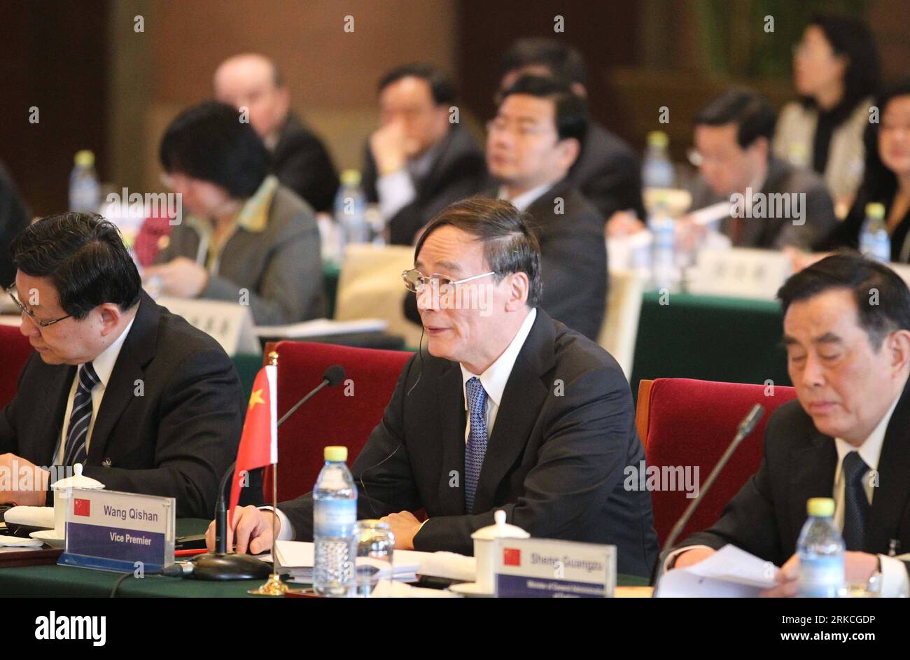 Bildnummer: 54762909  Datum: 21.12.2010  Copyright: imago/Xinhua (101221) -- BEIJING, Dec. 21, 2010 (Xinhua) -- Chinese Vice Premier Wang Qishan (C front) speaks during the Third China-EU High Level Economic and Trade Dialogue in Beijing, capital of China, Dec. 21, 2010. The dialogue is co-chaired by Chinese Vice Premier Wang Qishan and European Commission Vice President in charge of competition policy Joaquin Almunia, Trade Commissioner Karel De Gucht as well as Commissioner for Economic and Monetary Affairs Olli Rehn. (Xinhua/Ding Lin) (wyo) CHINA-EU HIGH LEVEL ECONOMIC AND TRADE DIALOGUE-BE Stockfoto