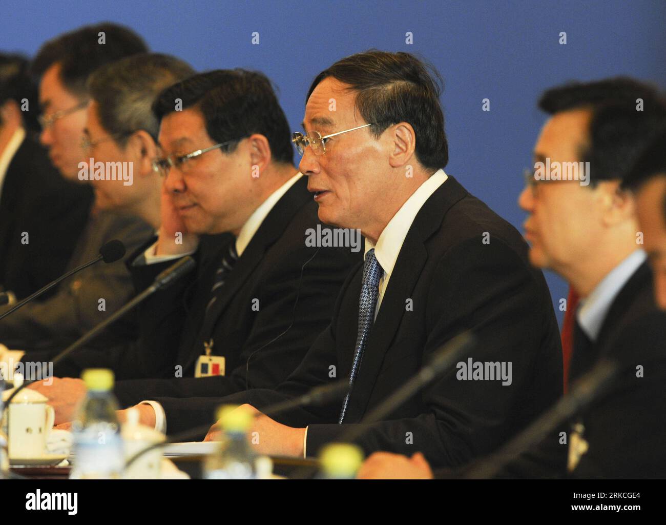 Bildnummer: 54762914 Datum: 21.12.2010 Copyright: imago/Xinhua (101221) -- PEKING, 21. Dezember 2010 (Xinhua) -- der chinesische Vize-Premier Wang Qishan (2. R) spricht während des dritten hochrangigen Wirtschafts- und Handelsdialogs zwischen China und der EU in Peking, der Hauptstadt Chinas, am 21. Dezember 2010. Den gemeinsamen Vorsitz des Dialogs führen der chinesische Vizepremierminister Wang Qishan und der für Wettbewerbspolitik zuständige Vizepräsident der Europäischen Kommission Joaquin Almunia, Handelskommissar Karel de Gucht sowie der für Wirtschaft und Währung zuständige Kommissar Olli Rehn. (Xinhua/Xie Huanchi) (wyo) HOCHRANGIGER WIRTSCHAFTS- UND HANDELSDIALOG ZWISCHEN CHINA und DER EU-B Stockfoto