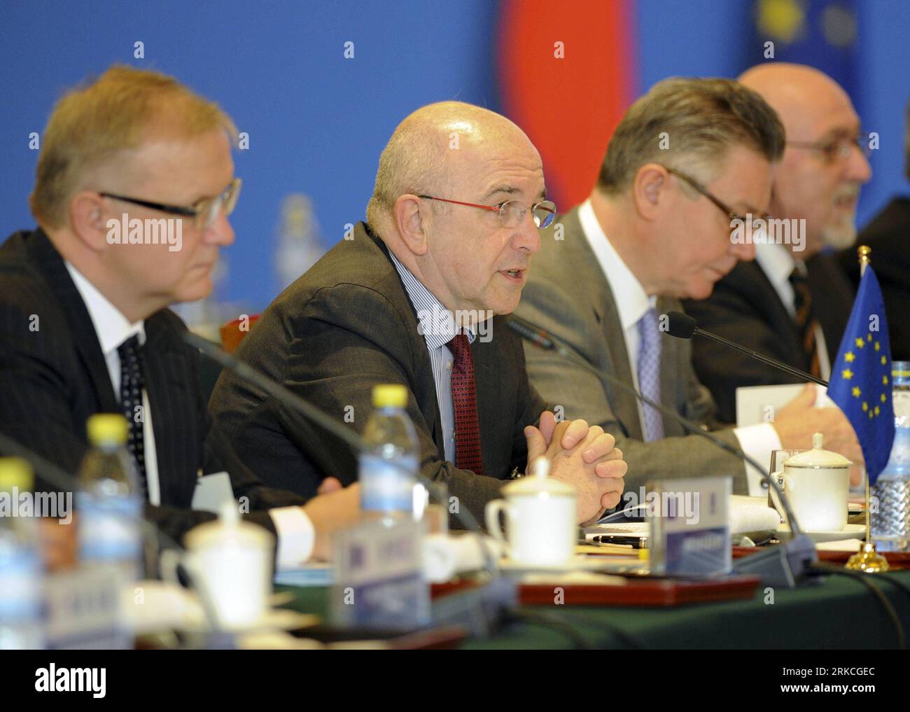 Bildnummer: 54762913  Datum: 21.12.2010  Copyright: imago/Xinhua (101221) -- BEIJING, Dec. 21, 2010 (Xinhua) -- European Commission Vice President in charge of competition policy Joaquin Almunia (2nd L) speaks during the Third China-EU High Level Economic and Trade Dialogue in Beijing, capital of China, Dec. 21, 2010. The dialogue is co-chaired by Chinese Vice Premier Wang Qishan and European Commission Vice President in charge of competition policy Joaquin Almunia, Trade Commissioner Karel De Gucht as well as Commissioner for Economic and Monetary Affairs Olli Rehn. (Xinhua/Xie Huanchi) (wyo) Stockfoto