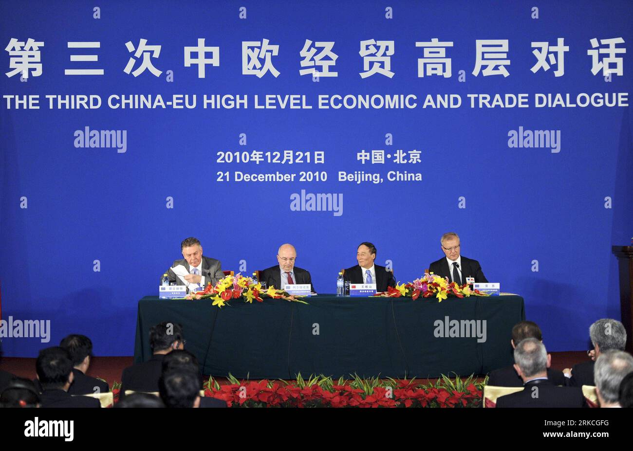 Bildnummer: 54764374  Datum: 21.12.2010  Copyright: imago/Xinhua (101221) -- BEIJING, Dec. 21, 2010 (Xinhua) -- Chinese Vice Premier Wang Qishan (2nd R), European Commission Vice President in charge of competition policy Joaquin Almunia (2nd L), Trade Commissioner Karel De Gucht (1st L) and Commissioner for Economic and Monetary Affairs Olli Rehn (1st R), attend the press conference on the Third China-EU High Level Economic and Trade Dialogue in Beijing, capital of China, Dec. 21, 2010. (Xinhua/Xie Huanchi) (wyo) CHINA-EU HIGH LEVEL ECONOMIC AND TRADE DIALOGUE-PRESS CONFERENCE (CN) PUBLICATION Stockfoto