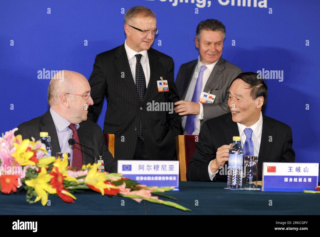 Bildnummer: 54764375  Datum: 21.12.2010  Copyright: imago/Xinhua (101221) -- BEIJING, Dec. 21, 2010 (Xinhua) -- Chinese Vice Premier Wang Qishan (R front), European Commission Vice President in charge of competition policy Joaquin Almunia (L front), Trade Commissioner Karel De Gucht (R back) and Commissioner for Economic and Monetary Affairs Olli Rehn, attend the press conference on the Third China-EU High Level Economic and Trade Dialogue in Beijing, capital of China, Dec. 21, 2010. (Xinhua/Xie Huanchi) (wyo) CHINA-EU HIGH LEVEL ECONOMIC AND TRADE DIALOGUE-PRESS CONFERENCE (CN) PUBLICATIONxNO Stockfoto