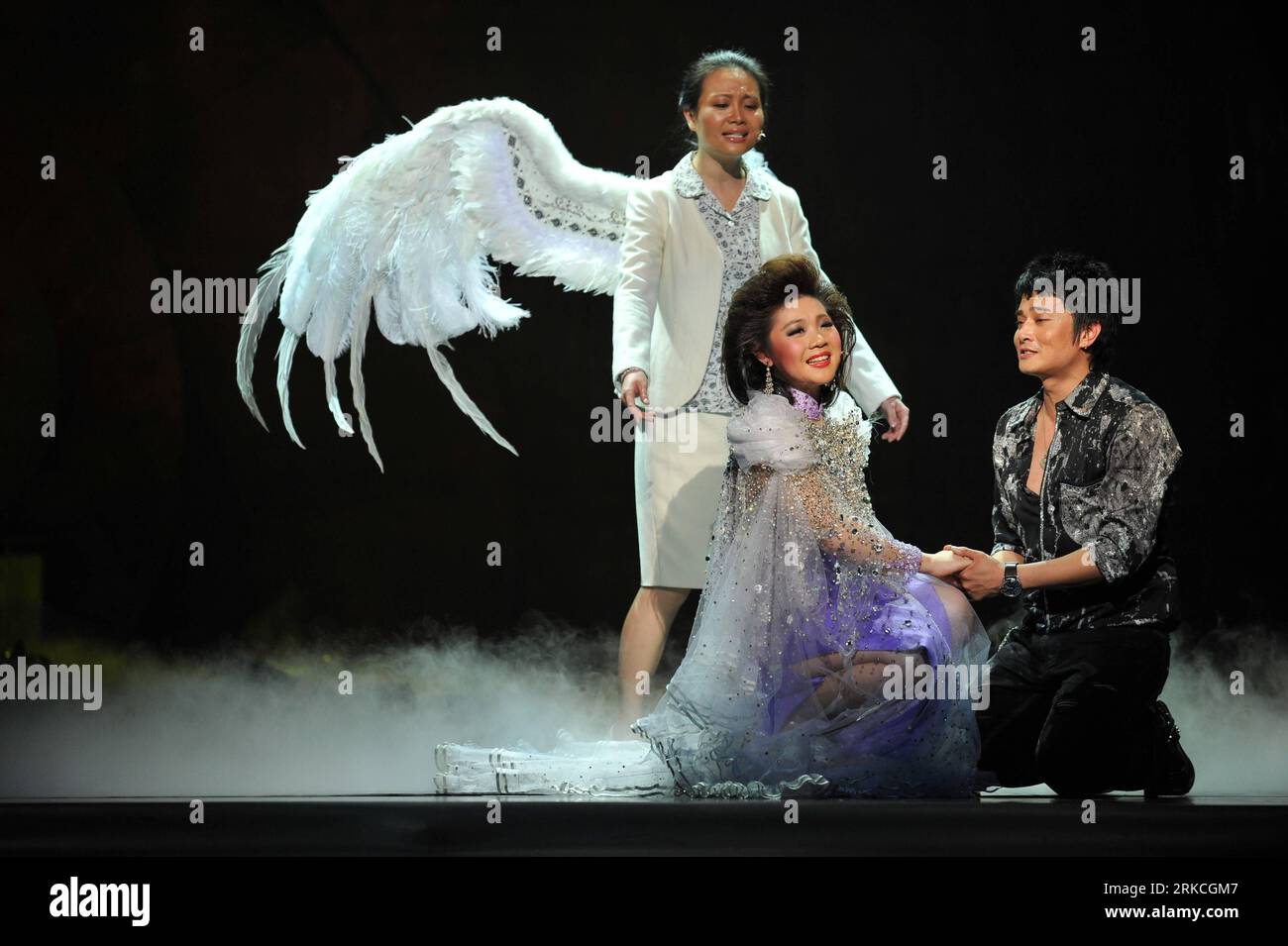 Bildnummer: 54764810 Datum: 21.12.2010 Copyright: imago/Xinhua (101222) -- DONGGUAN, Dec. 22, 2010 (Xinhua) -- Singers perform on stage during a dress rehearsal of music drama Fall In Love With Teresa Teng in Dongguan, south China s Guangdong Province, Dec. 21, 2010. The original musical is due to be put on stage in Hong Kong on Dec. 30 in memory of Teresa Teng, a Taiwanese love song singer who passed away 15 years ago. (Xinhua/Yang Guang) (ljh) CHINA-DONGGUAN-MUSIC DRAMA-DRESS REHEARSAL (CN) PUBLICATIONxNOTxINxCHN People Kultur Musik Aktion kbdig xmk 2010 quer o0 Musical Bildnummer 5476 Stockfoto