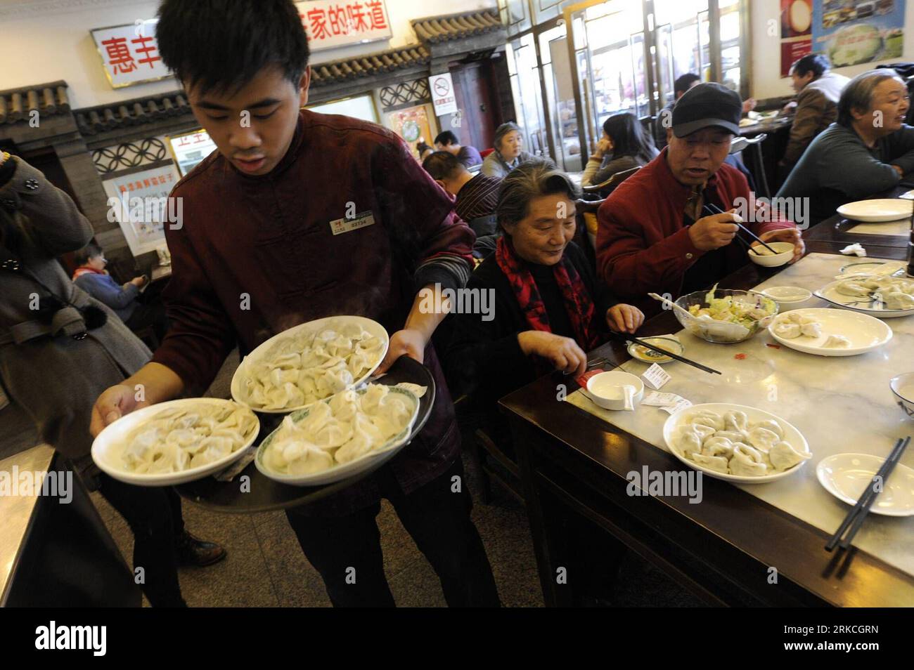 Bildnummer: 54766243 Datum: 22.12.2010 Copyright: imago/Xinhua (101222) -- PEKING, 22. Dezember 2010 (Xinhua) -- Ein Kellner serviert Knödel für Kunden in einem Restaurant in Peking, Hauptstadt von China, 22. Dezember 2010, auch am Tag von Dongzhi, dem traditionellen chinesischen Wintersonntag. In Nordchina gibt es eine Tradition, Klöße auf dem Festival zu essen, um ihre Ohren vor Erfrierungen zu schützen. (Xinhua/Wang Dan) (wyo) CHINA-PEKING-WINTERSONNENWENDE-KNÖDEL (CN) PUBLICATIONxNOTxINxCHN Gesellschaft traditionelles fest kbdig xsp 2010 quer o0 Wintersonnenwende Tradition Sonnenwende gefüllte Teigta Stockfoto