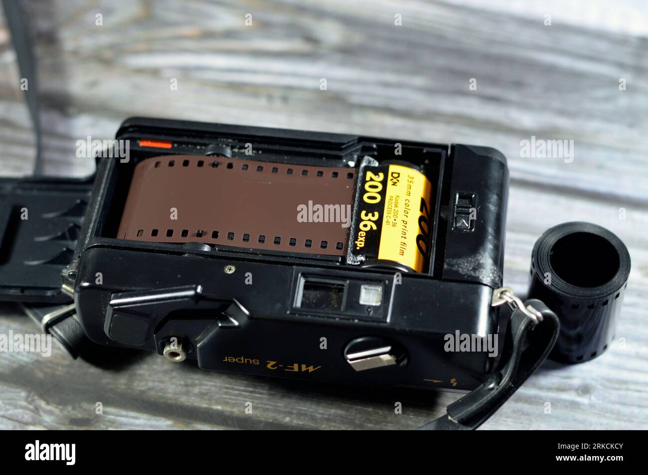 Giza, Ägypten, 12. August 2023: Yashica MF 2 Super wiederverwendbare Filmkamera für 35-mm-Film, integrierter Blitz, automatische DX-Anzeige, Warnung bei schwachem Licht, 38-mm-Objektiv - 3 ELE Stockfoto