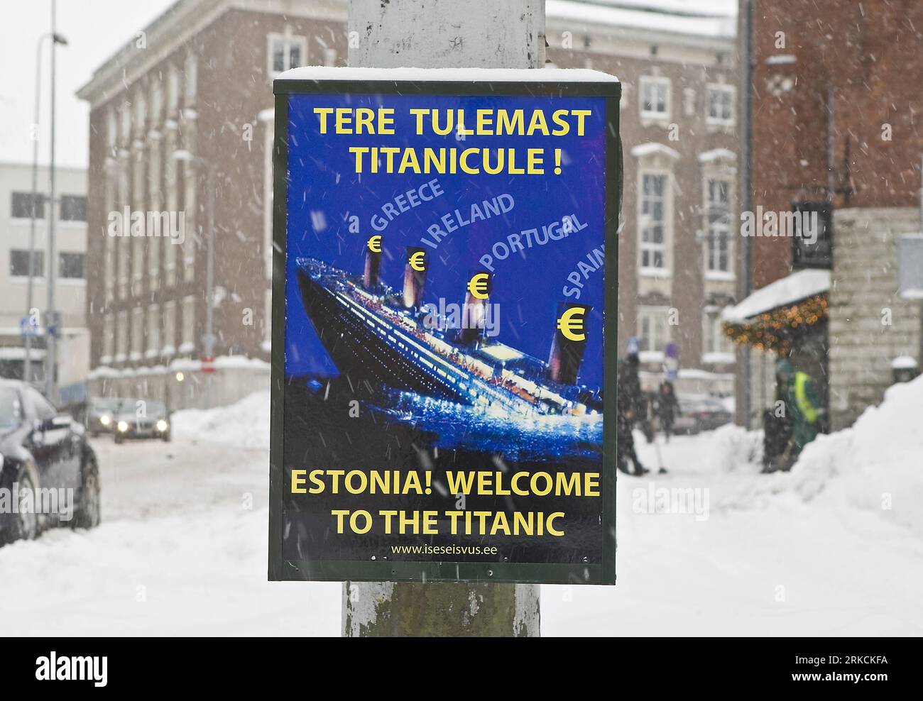 Bildnummer: 54777784 Datum: 31.12.2010 Copyright: imago/Xinhua (101231) -- TALLIN, Dez. 31, 2010 (Xinhua) -- Ein Poster gegen den Euro ist in einer Straße in Tallin, Hauptstadt von Estland, 31. Dez. 2010 zu sehen. Estland wird das 17. Land der Europäischen Union (EU) sein, das am Samstag Euro verwendet, zu einer Zeit, in der die Eurozone noch immer in einer Schuldenkrise steckt. (Xinhua/Karli Saul) (cl) ESTLAND-EURO-POSTER PUBLICATIONxNOTxINxCHN Gesellschaft Jahreszeit Winter Kulturhauptstadt kbdig xmk 2010 quer o0 Objekte, Plakat, Währung, Währungsumstellung, Umstellung, Währungsreform, Wirtschaft, Protest, Titanic, kurios, Komik Stockfoto