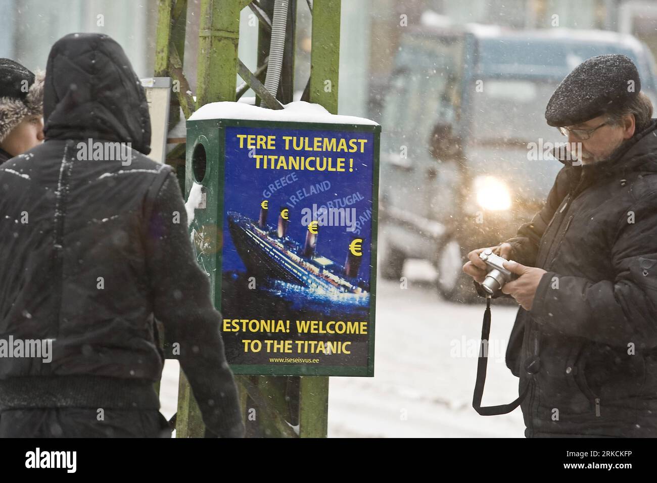 Bildnummer: 54777785 Datum: 31.12.2010 Copyright: imago/Xinhua (101231) -- TALLIN, Dez. 31, 2010 (Xinhua) -- Bürger stehen auf einem Plakat gegen den Euro in einer Straße in Tallin, Hauptstadt Estlands, 31. Dez. 2010. Estland wird das 17. Land der Europäischen Union (EU) sein, das am Samstag Euro verwendet, zu einer Zeit, in der die Eurozone noch immer in einer Schuldenkrise steckt. (Xinhua/Karli Saul) (cl) ESTLAND-EURO-POSTER PUBLICATIONxNOTxINxCHN Gesellschaft Jahreszeit Winter Kulturhauptstadt kbdig xmk 2010 quer o0 Objekte, Plakat, Währung, Währungsumstellung, Umstellung, Währungsreform, Wirtschaft, Protest, Titanic, kur Stockfoto