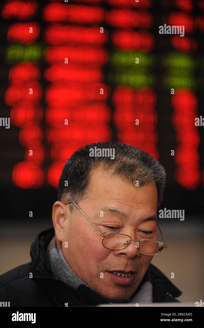 Bildnummer: 54783593 Datum: 04.01.2011 Copyright: imago/Xinhua (110104) -- HANGZHOU, 4. Januar 2011 (Xinhua) -- ein Investor wird in einer Handelshalle in Hangzhou, der Hauptstadt der ostchinesischen Provinz Zhejiang, am 4. Januar 2011 gesehen. Chinesische Aktien schlossen am Dienstag, dem ersten Tag des Trades 2011, höher ab, wobei der Benchmark Shanghai Composite Index 1,59 Prozent oder 44,57 Punkte auf 2.852,65 Punkte sprang. Der Shenzhen Component Index gewann 2,05 Prozent oder 255,96 Punkte, um mit 12.714,51 Punkten zu schließen. (Xinhua/Huang Zongzhi) (wyo) CHINA-STOCKS-RISE (CN) PUBLICATIONxNOTxINxCHN Wirtschaft kbdig xcb Stockfoto