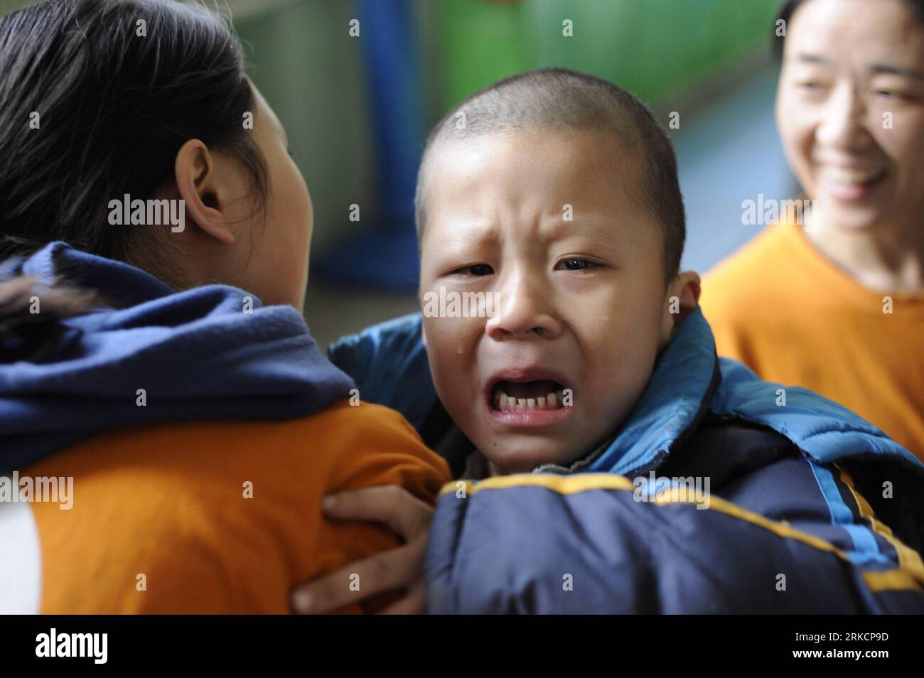 Bildnummer: 54792329 Datum: 10.12.2010 Copyright: imago/Xinhua (110107) -- XI AN, 7. Januar 2011 (Xinhua) -- Ein Kind wird am 10. Dezember 2010 in der Hand-in-Hand-Schule in Xi an, Provinz Shaanxi im Nordwesten Chinas, betreut. In der Schule mit sieben Vollzeitlehrern leben mittlerweile 60 Kinder, die unter psychischen oder körperlichen Problemen leiden. Aufgrund fehlender staatlicher Unterstützung steht die gemeinnützige Organisation nun vor finanziellen Schwierigkeiten. (Xinhua/Jiao Weiping) (xbz) (ljh) CHINA-XI AN-FORDERTE KINDER Stockfoto