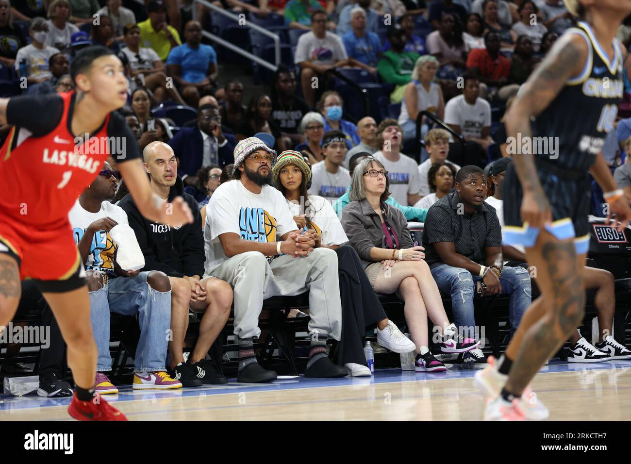 Chicago, USA. August 2023. Der ehemalige Chicago Bulls-Spieler Joakim Noah sitzt am Donnerstag, den 24. August 2023, in der Wintrust Arena, Chicago, USA, auf dem Spielfeld zwischen dem Chicago Sky und der Las Vegas Aces. (KEINE KOMMERZIELLE NUTZUNG) (Foto: Shaina Benhiyoun/Sports Press Photo/C - EINE STUNDE FRIST - FTP NUR AKTIVIEREN, WENN BILDER WENIGER ALS EINE STUNDE ALT SIND - Alamy) Credit: SPP Sport Press Photo. Alamy Live News Stockfoto