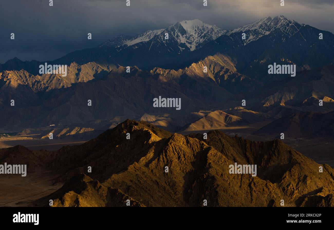Blick auf die Berge in großer Höhe in Ladakh mit Sonnenstrahlen und Schatten, die auf sie fallen. Stockfoto