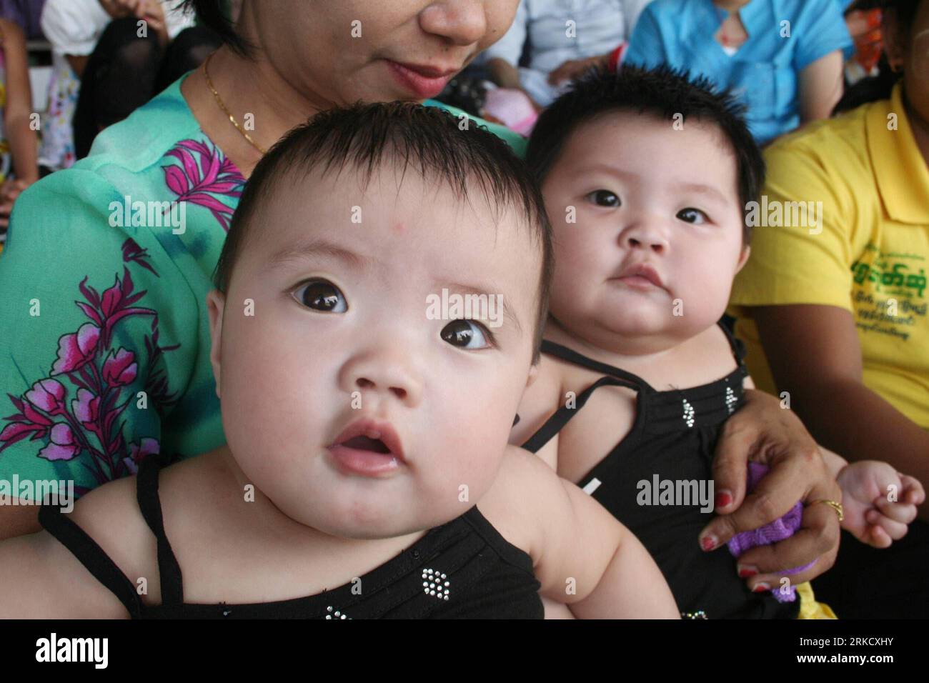 Bildnummer: 54823152 Datum: 16.01.2011 Copyright: imago/Xinhua (110116) -- YANGON, 16. Januar 2011 (Xinhua) -- Ein Paar Zwillingsbrüder posiert während des ersten Ähnlichkeitswettbewerbs für mehrere Geburtsgeschwister in Yangon, Myanmar, am 16. Januar 2011. Der Wettbewerb zog insgesamt 101 Teilnehmerpaare an.(Xinhua/Ma Phyo) (lmz) MYANMAR-YANGON-ZWILLINGE-ÄHNLICHKEITSWETTBEWERB PUBLICATIONxNOTxINxCHN Gesellschaft Zwillinge kbdig xmk 2011 quer o0 Zwillinge Baby Kinder Bildnummer 54823152 Datum 16 01 2011 Copyright Imago XINHUA YANGON Jan 16 2011 XINHUA Brothers Pose A Pair Stockfoto