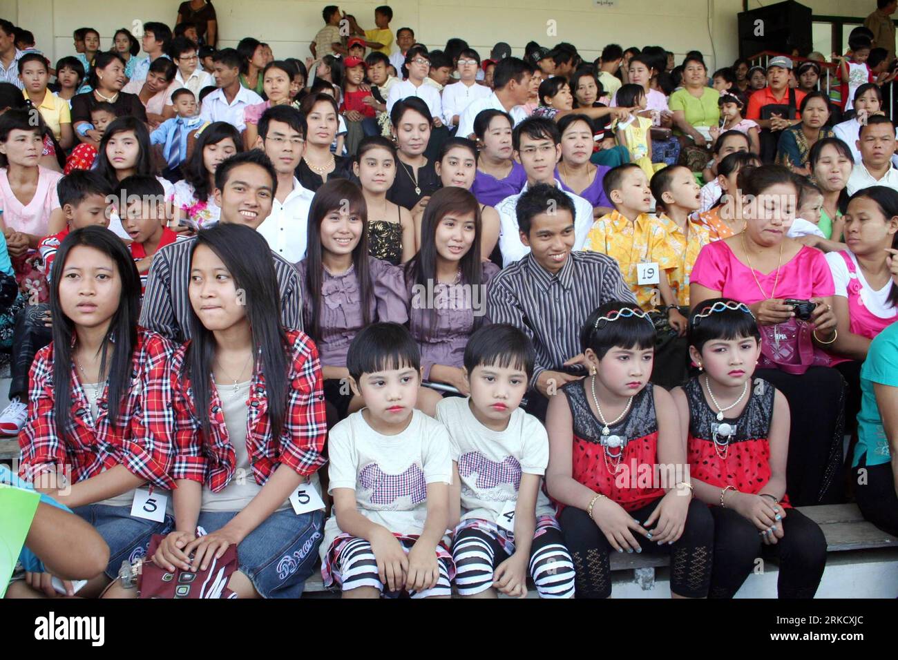 Bildnummer: 54823151 Datum: 16.01.2011 Copyright: imago/Xinhua (110116) -- YANGON, 16. Januar 2011 (Xinhua) -- die Mehrlingsschwestern posieren beim ersten Ähnlichkeitswettbewerb für Mehrlingsschwestern in Yangon, Myanmar, am 16. Januar 2011. Der Wettbewerb zog insgesamt 101 Teilnehmerpaare an.(Xinhua/Ma Phyo) (lmz) MYANMAR-YANGON-ZWILLINGE-ÄHNLICHKEITSWETTBEWERB PUBLICATIONxNOTxINxCHN Gesellschaft Zwillinge kbdig xmk 2011 quer o0 Zwillinge Drillinge Land Leute totale kurios Bildnummer 54823151 Datum 16 01 2011 Copyright Imago XINHUA Multiple Birth YINHUON 16 Jan 2011 Stockfoto