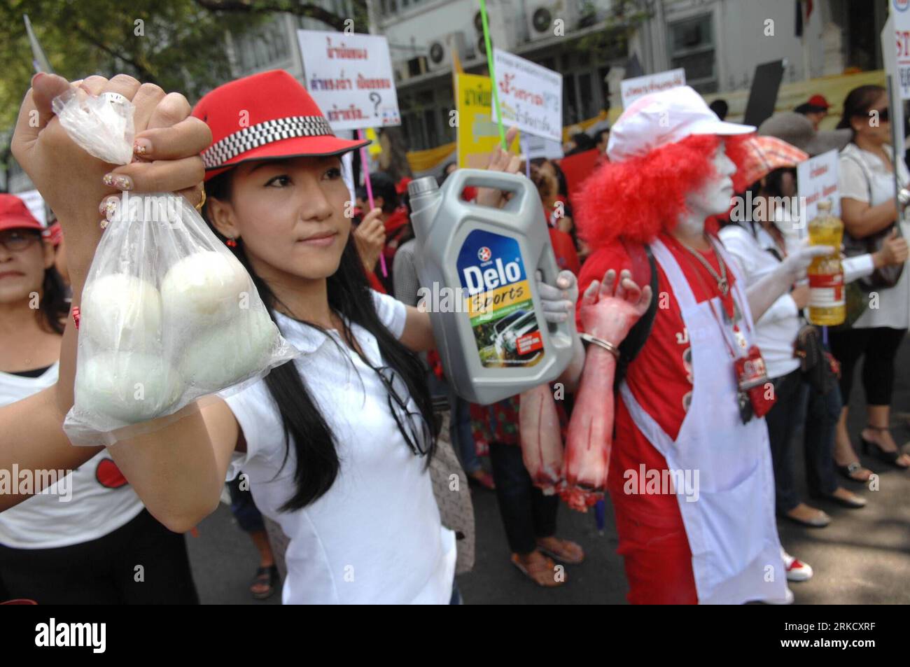 Bildnummer: 54825694 Datum: 17.01.2011 Copyright: imago/Xinhua (110117) -- BANGKOK, 17. Januar 2011(Xinhua) -- Mitglieder von roten Hemden nehmen am 17. Januar 2011 an einer Kundgebung in Bangkok, der Hauptstadt Thailands, Teil. Etwa 50 regierungsfeindliche Demonstranten oder rote Hemden versammelten sich am Montag vor dem Regierungsgebäude und forderten die Regierung auf, die Verbrauchsteuer auf Treibstoff zu senken. (Xinhua/Rachen Sageamsak) THAILAND-BANGKOK-RED SHIRT-Protest PUBLICATIONxNOTxINxCHN Politik Gesellschaft Demo Protest rote Hemden kbdig xub 2011 quer Premiere o0 Rothemden Bildnummer 54825694 Datum 17 01 2011 Copyright Imago XINHUA Bangkok Jan 17 Stockfoto