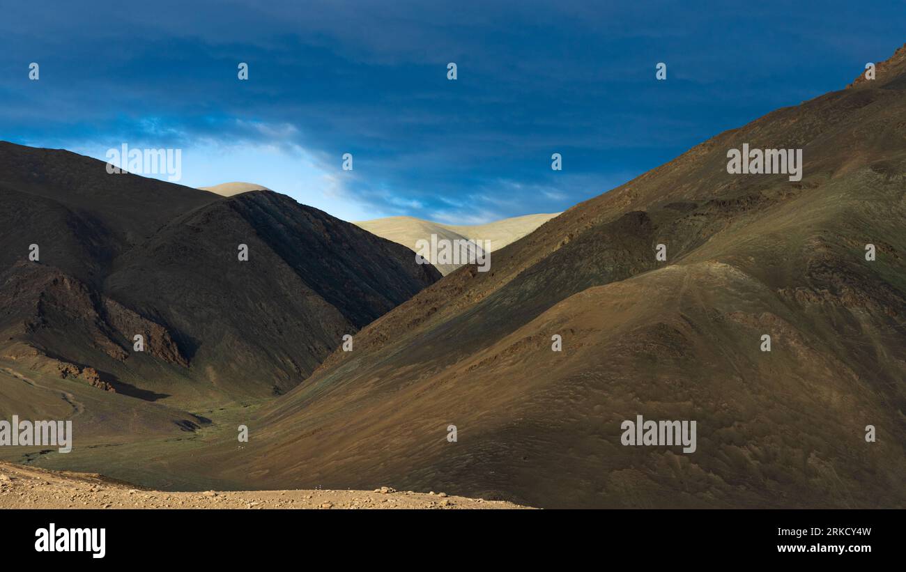 Eine malerische Landschaft aus braunen Hügeln, Bergen und blauem Himmel in Ladakh Stockfoto