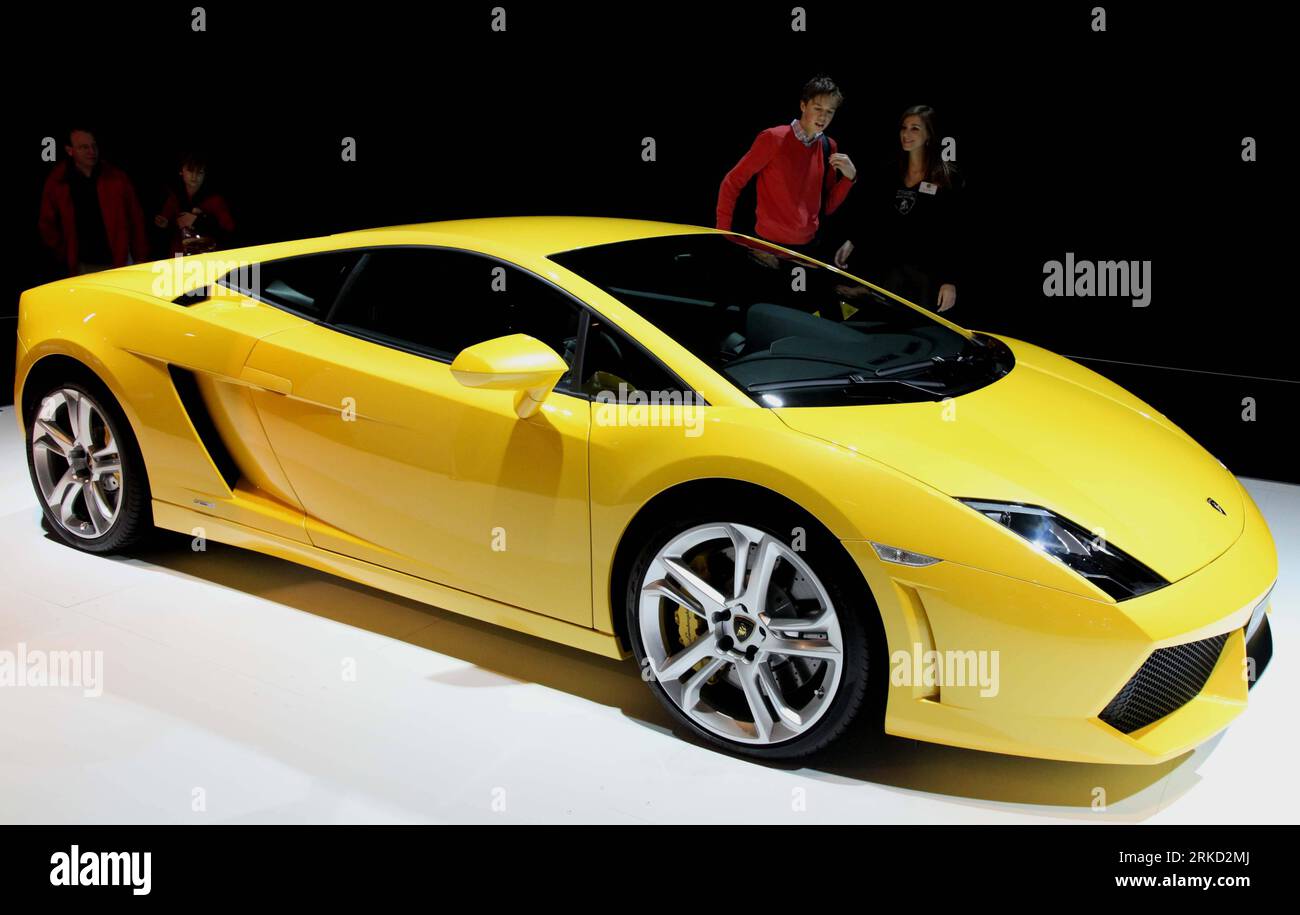 Bildnummer: 54846948 Datum: 23.01.2011 Copyright: imago/Xinhua (110124) -- BRÜSSEL, 24. Januar 2011 (Xinhua) -- Ein Lamborghini Galhardo LP-560-4 Sportwagen sitzt auf der Bühne während der 89. Ausgabe der European Motorshow in Brüssel, Hauptstadt von Belgien, 23. Januar 2010. Die 89. Auflage der Europäischen Motorshow in Brüssel wurde am Sonntag geschlossen. (Xinhua/Wang Xiaojun) (lyx) BELGIEN-BRÜSSEL-EUROPEAN MOTORSHOW-CLOSE PUBLICATIONxNOTxINxCHN Wirtschaft Messe Automobilindustrie Objekte Auto premiumd kbdig xkg 2011 quer LP560 Bildnummer 54846948 Datum 23 01 2011 Copyright Imago XINHUA 110124 Brüssel Jan Stockfoto