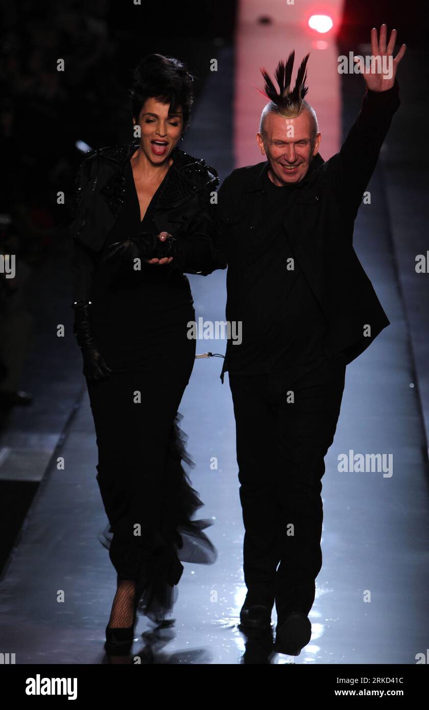 Bildnummer: 54857246 Datum: 26.01.2011 Copyright: imago/Xinhua (110126)-- PARIS, 26. Januar 2011 (Xinhua) -- der französische Designer Jean Paul Gaultier (R) würdigt das Publikum mit der ehemaligen französischen Schauspielerin und Model Farida Khelfa nach der Ausstellung der Haute Couture Collection im Frühjahr/Sommer 2011 in Paris, der Hauptstadt Frankreichs, am 26. Januar 2011. (Xinhua/Gao Jing) (wjd) FRANCE-PARIS-HAUTE COUTURE-JEAN PAUL GAULTIER PUBLICATIONxNOTxINxCHN Entertainment Kultur Mode Modewoche Modenschau Damenmode Haute Couture Premiere kbdig xkg 2011 hoch Aufmacher Bildnummer 54857246 Datum 26 01 2011 Copyright Imago XINHUA Par Stockfoto