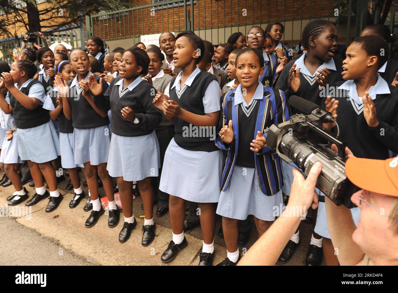 Bildnummer: 54859654 Datum: 27.01.2011 Copyright: imago/Xinhua (110128) -- JOHANNESBURG, 28. Januar 2011 (Xinhua) -- Studenten von Mc Auleg House singen, um den ehemaligen südafrikanischen Präsidenten Nelson Mandela zu segnen, der am 27. Januar 2011 im benachbarten Milpark Hospital in Johannesburg, Südafrika, stationiert ist. Südafrikas berühmtester Bürger, der ehemalige Präsident Nelson Mandela, 92, wurde am Mittwoch für medizinische Tests in das Johannesburger Milpark Hospital aufgenommen. Die Zeitung Citizen in Johannesburg gab an, es sei zuverlässig informiert worden, dass sich der 92-jährige ältere Staatsmann von einem Zusammenbruch erholte Stockfoto