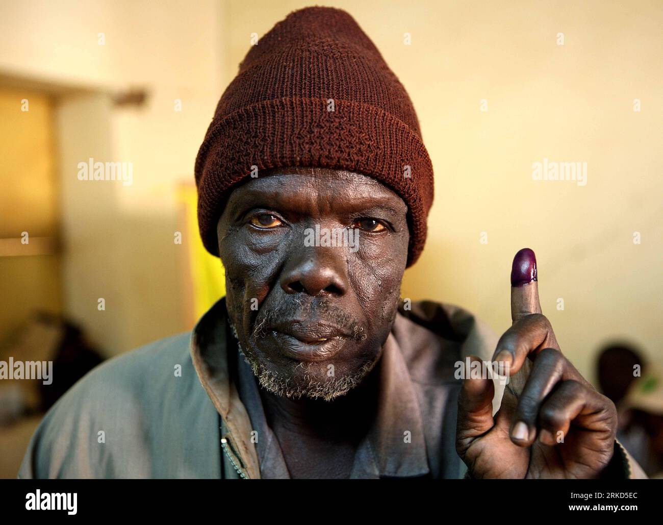 Bildnummer: 54864772 Datum: 09.01.2011 Copyright: imago/Xinhua (110130) -- KHARTOUM, 30. Januar 2011 (Xinhua) -- das Dateifoto, das am 9. Januar 2011, dem Tag des Wahlbeginns, aufgenommen wurde, zeigt einen Mann, der in einem Wahlzentrum in Khartum, der Hauptstadt des Sudan, Tintenflecken auf seinem Finger zeigt. Mehr als 98 Prozent der abgegebenen Stimmen beim Südsudan-Referendum Anfang dieses Monats befürworten die Abspaltung der autonomen Region aus dem Sudan, laut maßgeblichen vorläufigen Ergebnissen, die am Sonntag veröffentlicht wurden. (Xinhua/Zhang Chuanqi) (msq) SUDAN-REFERENDUM-ERGEBNIS PUBLICATIONxNOTxINxCHN Gesellschaft Politik Abstimmung Volksabstimmung Stockfoto