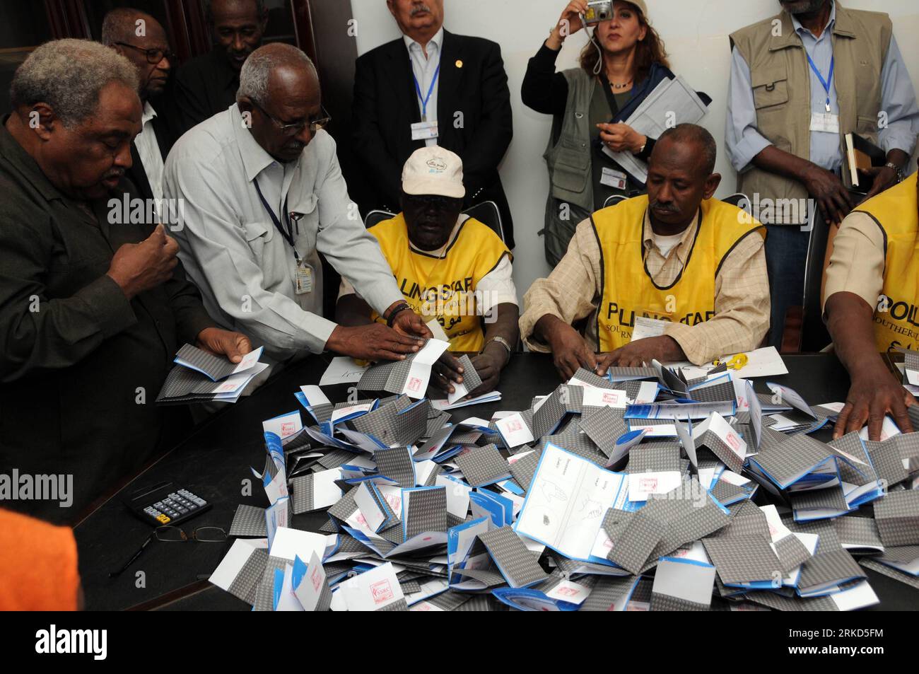Bildnummer: 54864771 Datum: 15.01.2011 Copyright: imago/Xinhua (110130) -- KHARTOUM, 30. Januar 2011 (Xinhua) -- das Dateifoto vom 15. Januar 2011 zeigt, wie Mitarbeiter eines Wahlzentrums sich darauf vorbereiten, die Stimmzettel in Khartum, der Hauptstadt des Sudan, zu zählen. Mehr als 98 Prozent der abgegebenen Stimmen beim Südsudan-Referendum Anfang dieses Monats befürworten die Abspaltung der autonomen Region aus dem Sudan, laut maßgeblichen vorläufigen Ergebnissen, die am Sonntag veröffentlicht wurden. (Xinhua/Mohammed Babiker) (msq) SUDAN-REFERENDUM-ERGEBNIS PUBLICATIONxNOTxINxCHN Gesellschaft Politik Abstimmung Volksabstimmung Abspaltung Referend Stockfoto