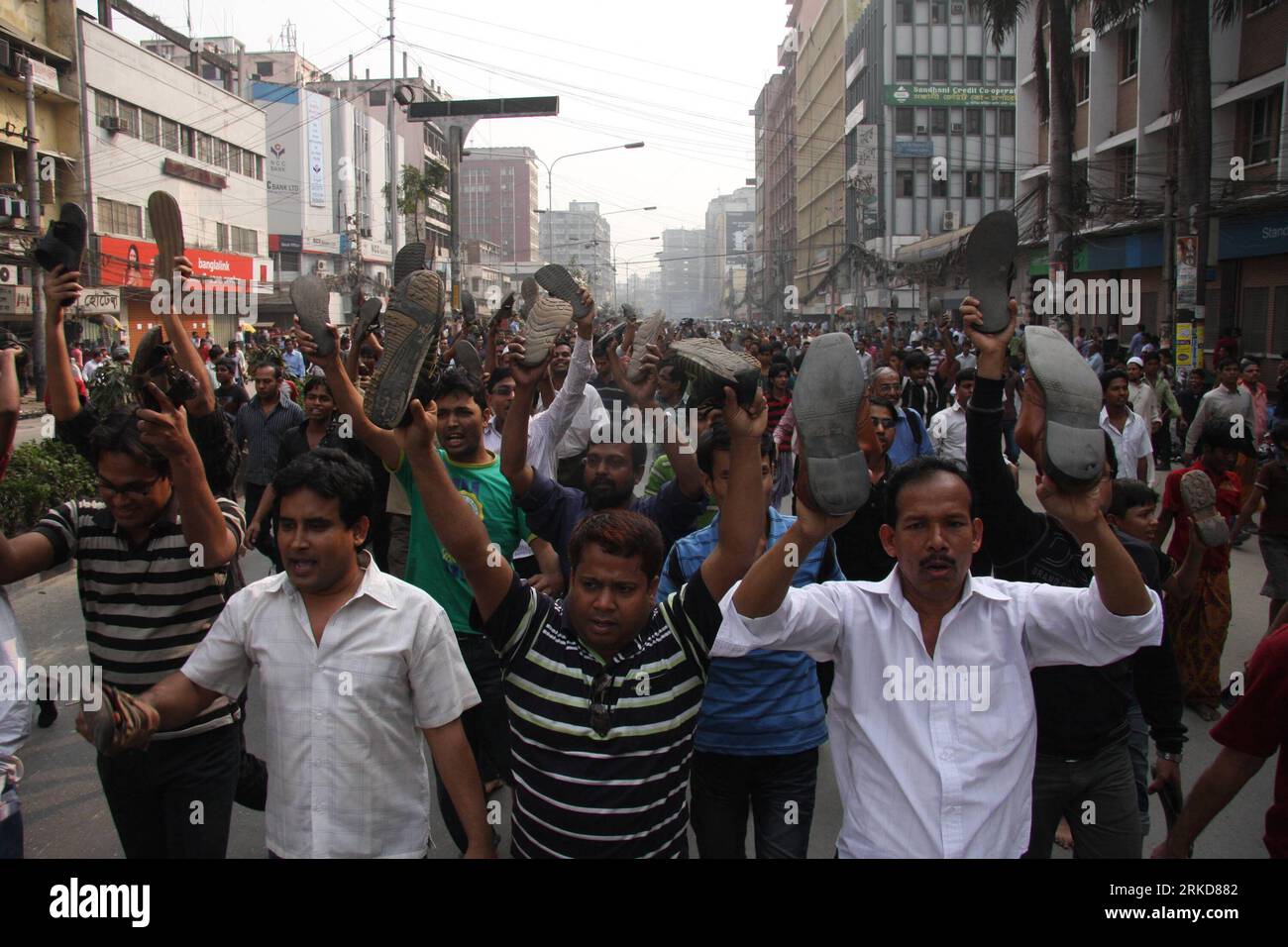 Bildnummer: 54885653 Datum: 07.02.2011 Copyright: imago/Xinhua (110207) -- DHAKA, 7. Februar 2011 (Xinhua) -- Angry Investors Demonstration vor dem Dhaka Stock Exchange Gebäude in Dhaka, Hauptstadt von Bangladesch am 7. Februar 2011. Der landesweite Generalstreik von morgens bis abends, der von der wichtigsten oppositionellen Partei Bangladeschs einberufen wurde, begann am Montagmorgen, während vereinzelte Zwischenfälle von Zusammenstößen zwischen den Streikenden und den Gesetzesvollziehern in der Hauptstadt Dhaka und anderswo stattfanden. (Xinhua/SharifulIslam) (cl) BANGLADESCH-STREIK PUBLICATIONxNOTxINxCHN Gesellschaft Protest Demo Streik Unruhe Ausschreitungen kbdig xdp Premiere Stockfoto